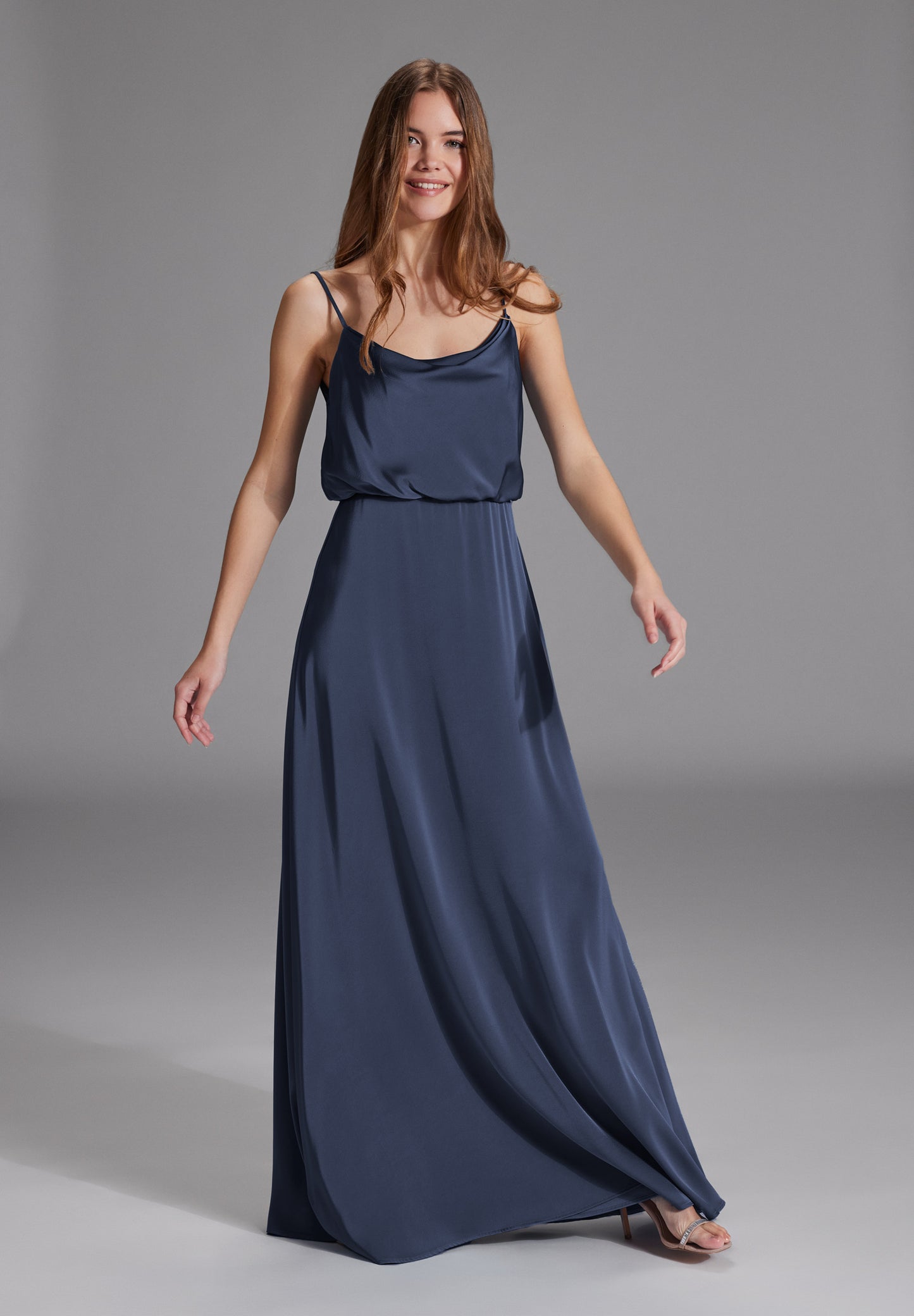 Abendkleid aus Satin mit angedeutetem Wasserfallausschnitt