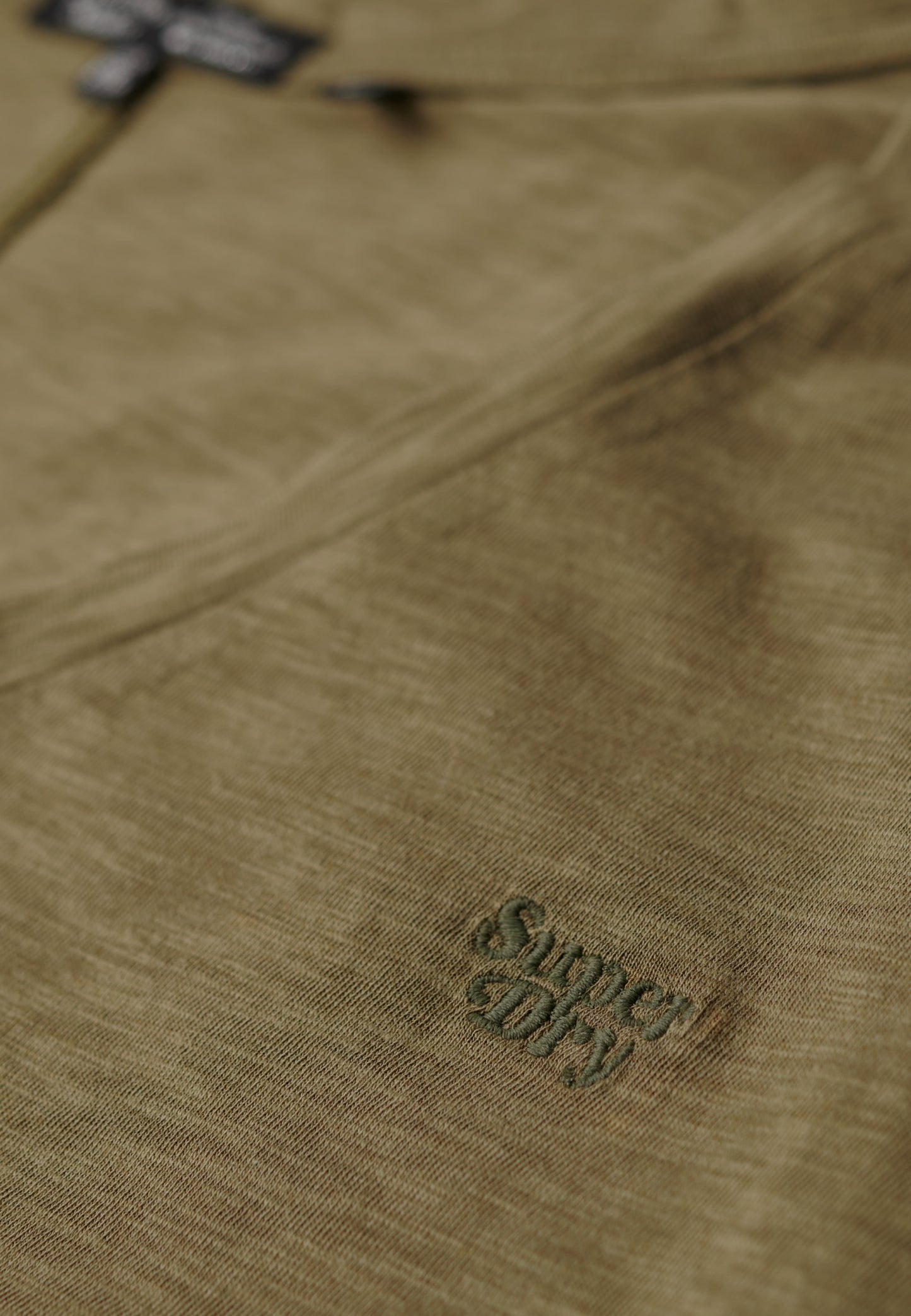 Strukturiertes T-Shirt mit V-Ausschnitt und Stickerei
