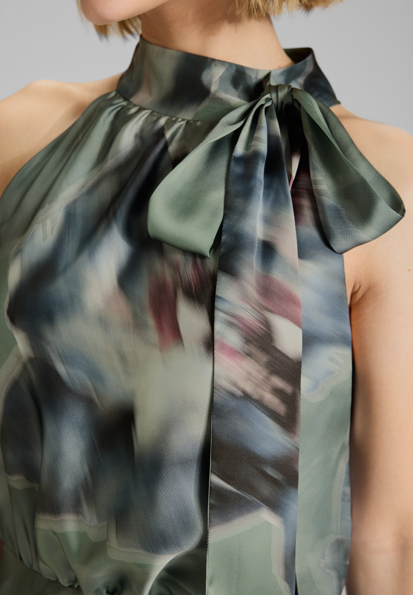 Bedrucktes Cocktailkleid mit Schluppe aus nachhaltigem Satin