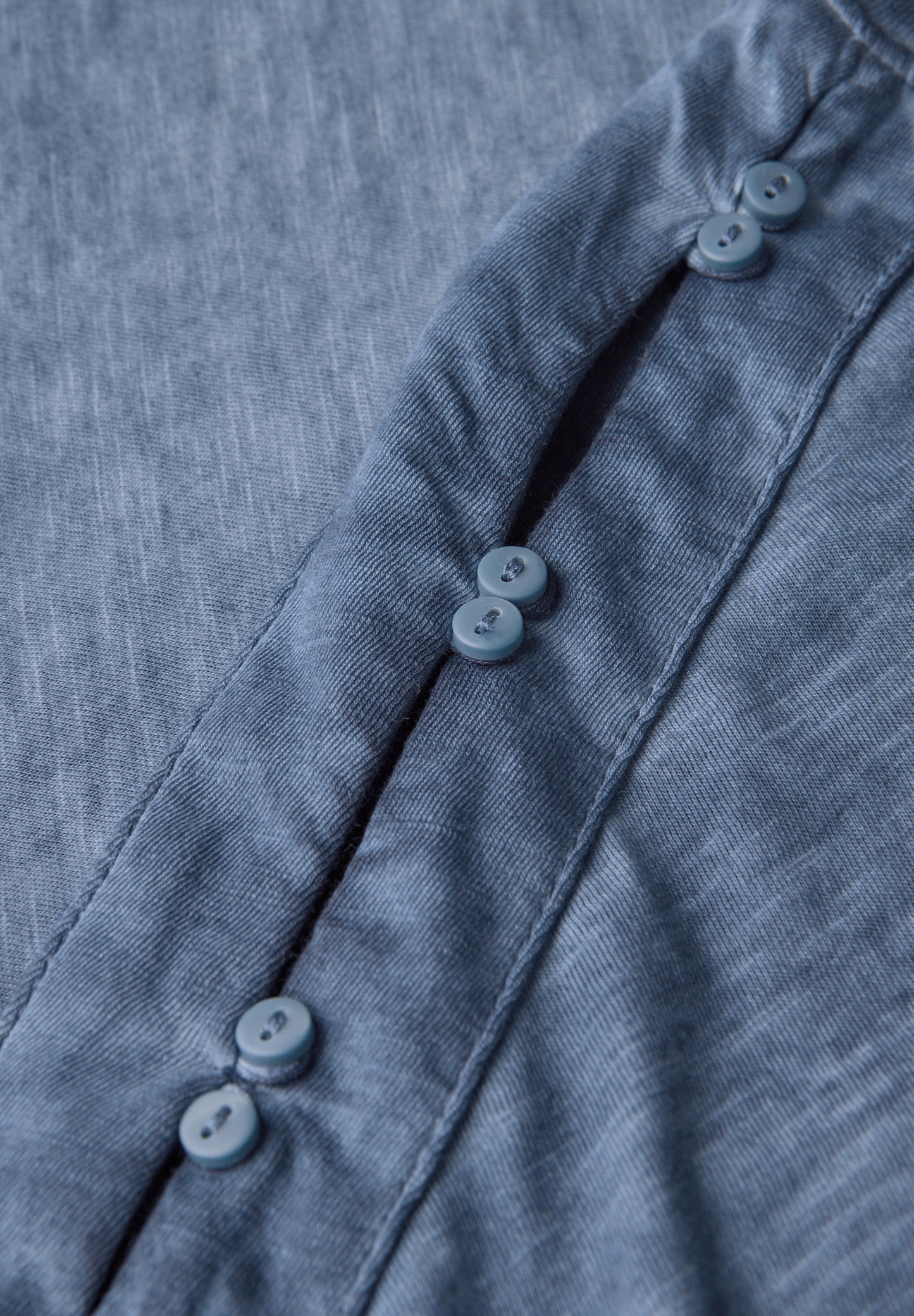 T-Shirt mit Knopfdetail