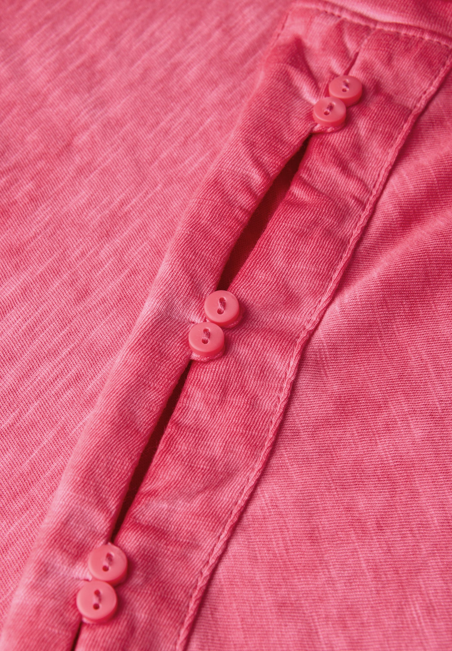 T-Shirt mit Knopfdetail