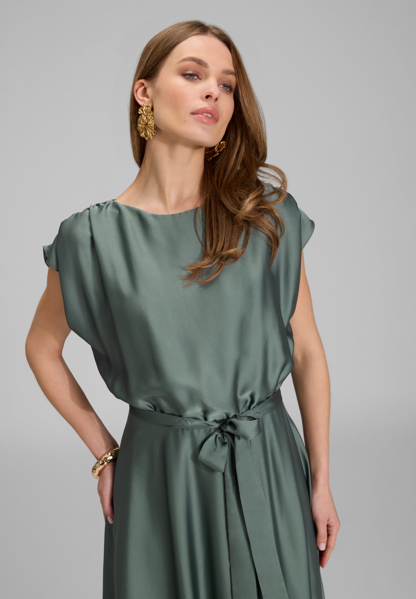 Abendkleid aus nachhaltigem Satin mit blusigem Oberteil und Bindeband