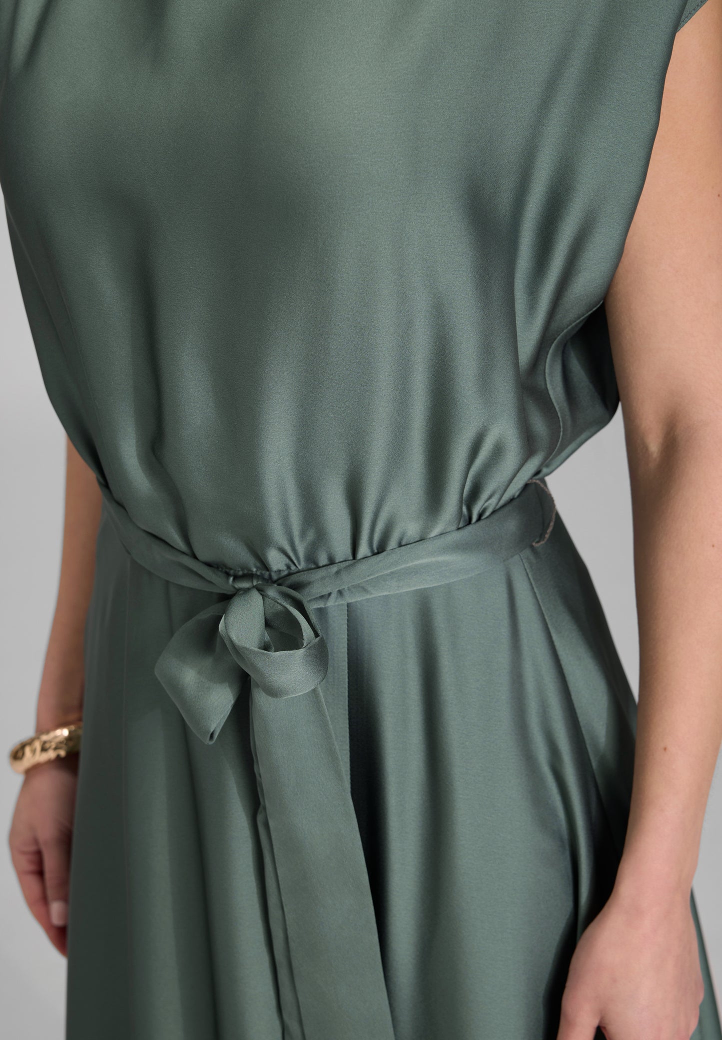 Abendkleid aus nachhaltigem Satin mit blusigem Oberteil und Bindeband