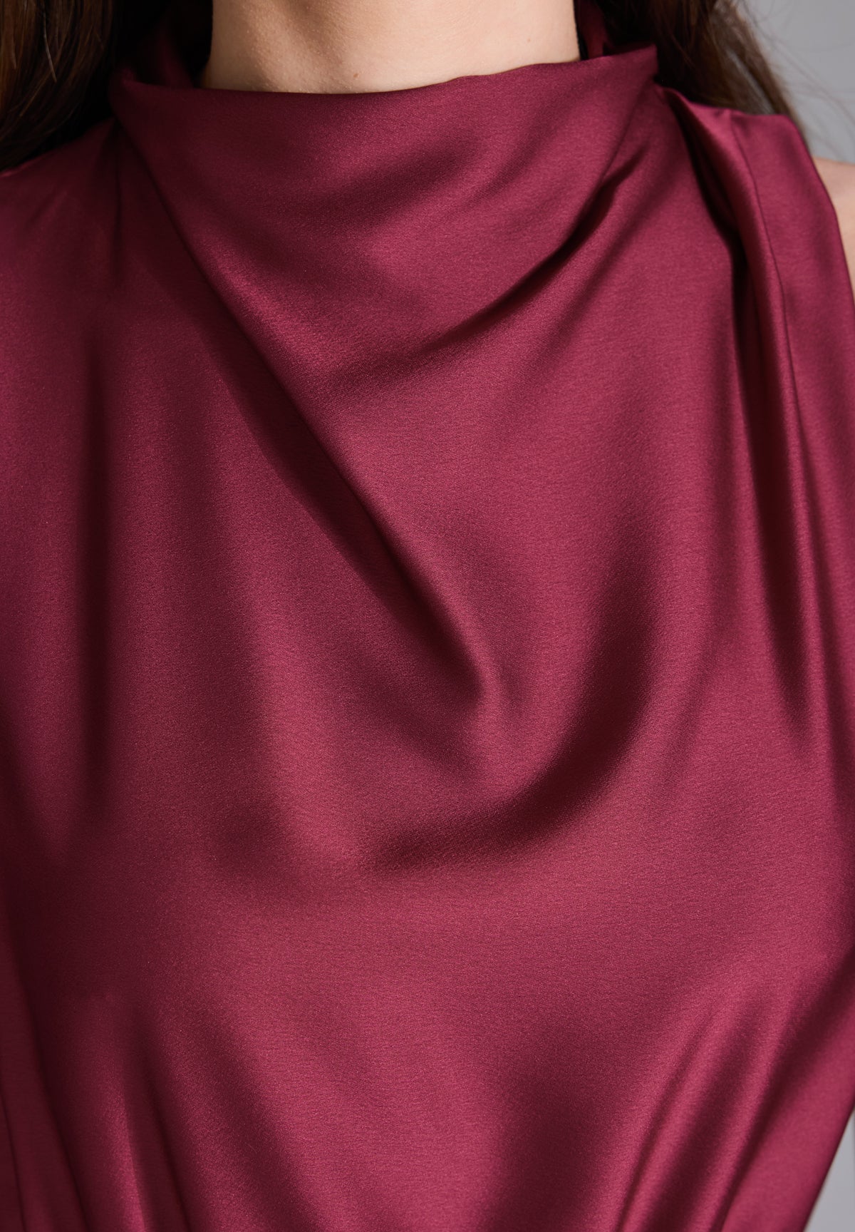 Midi Kleid aus Satin mit Drapierung am Kragen