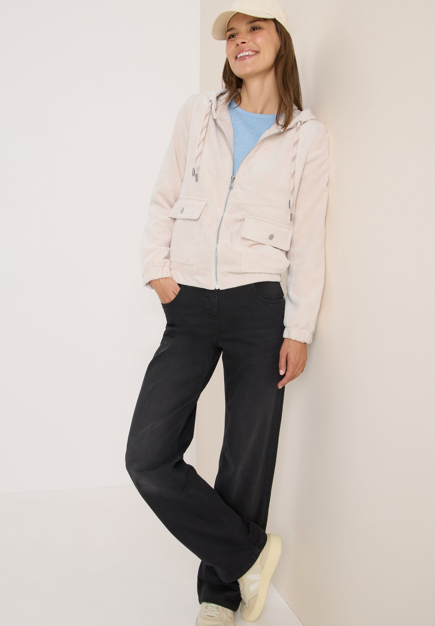 Cordjacke mit Kapuze