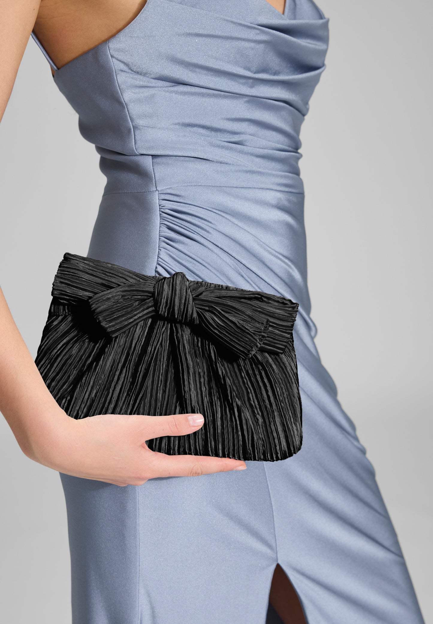 Abendtasche mit Schleifenapplikation