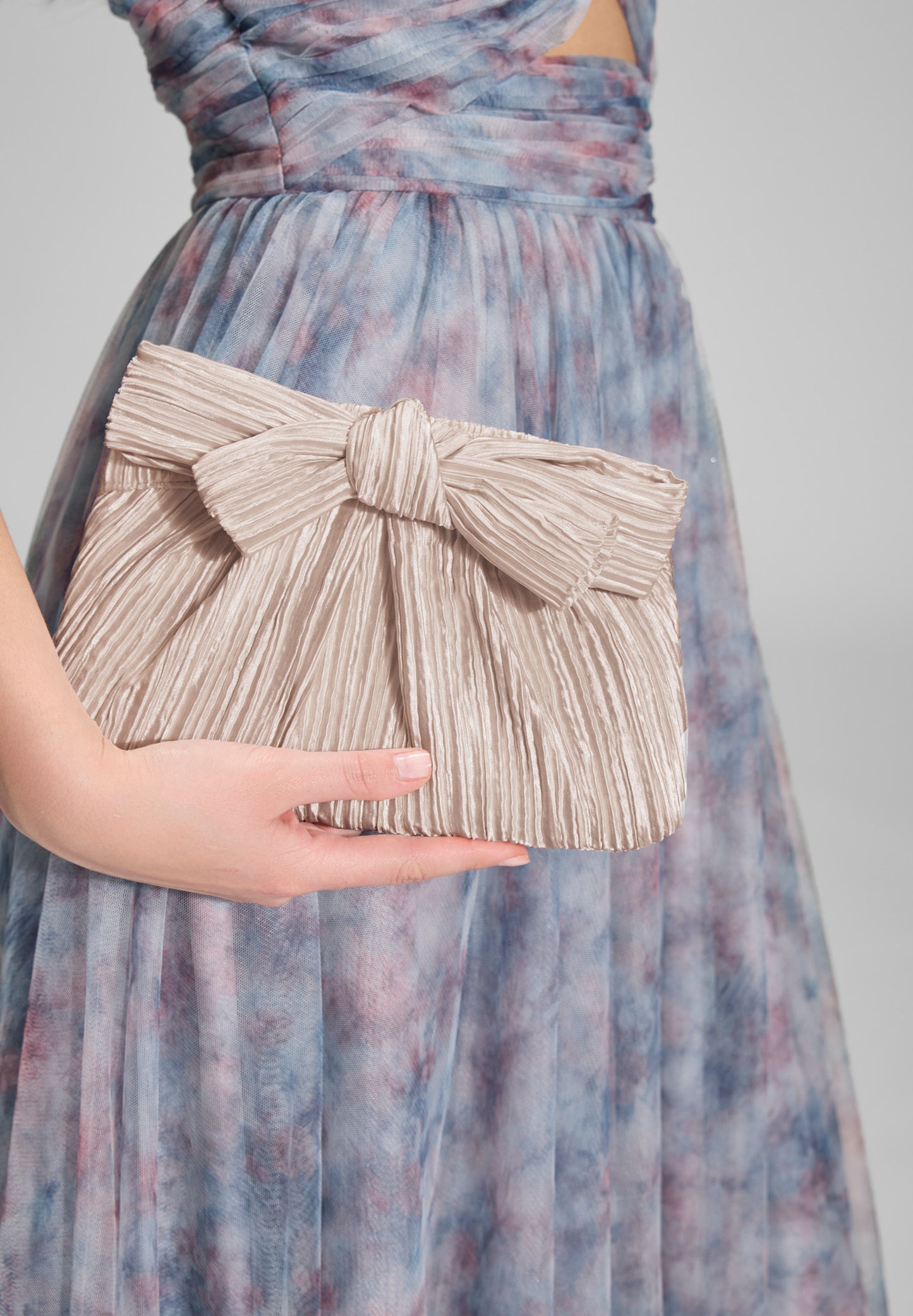 Abendtasche mit Schleifenapplikation