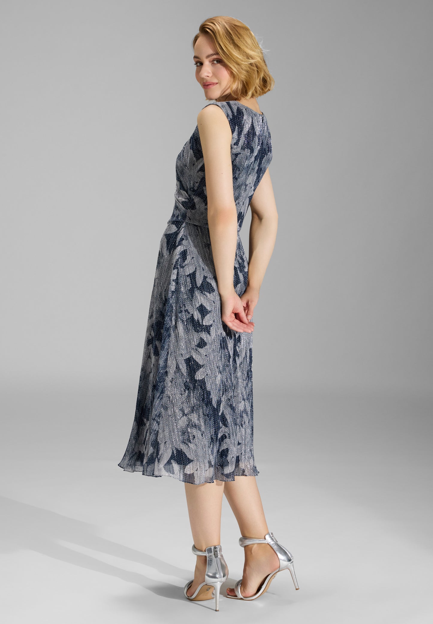 Plissiertes Kleid mit Metallicfäden