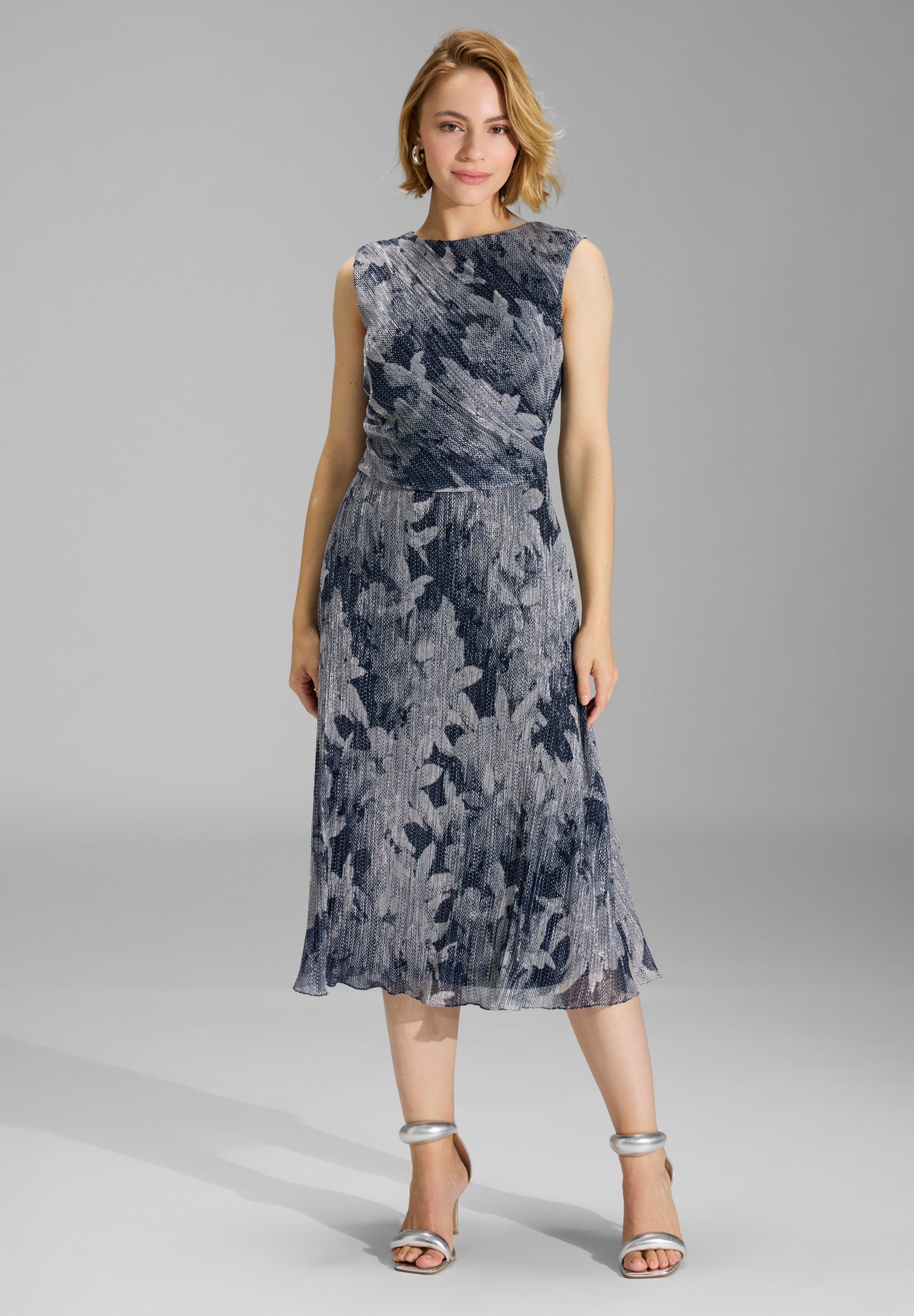 Plissiertes Kleid mit Metallicfäden