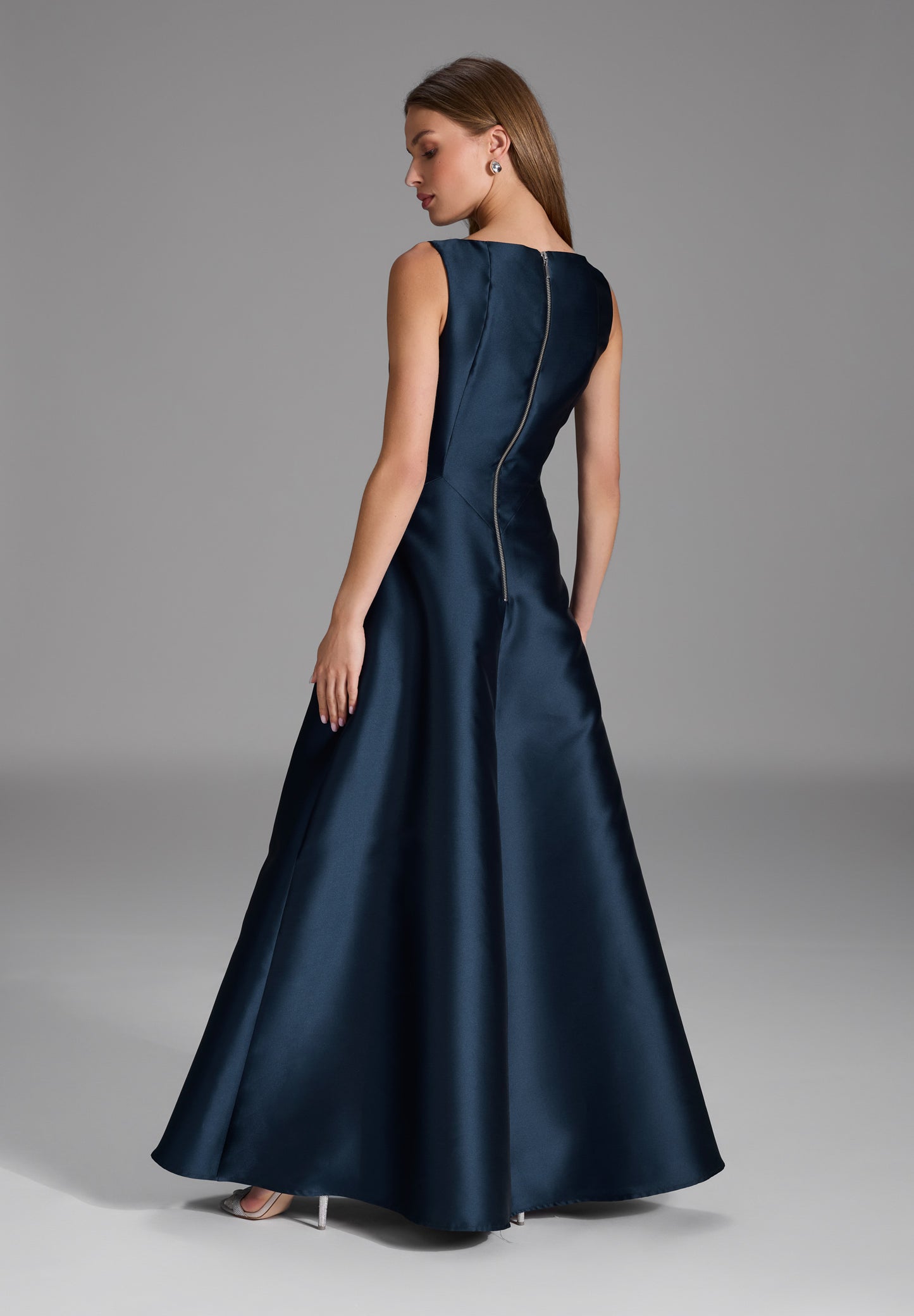 Robenartiges Abendkleid mit Eingrifftaschen