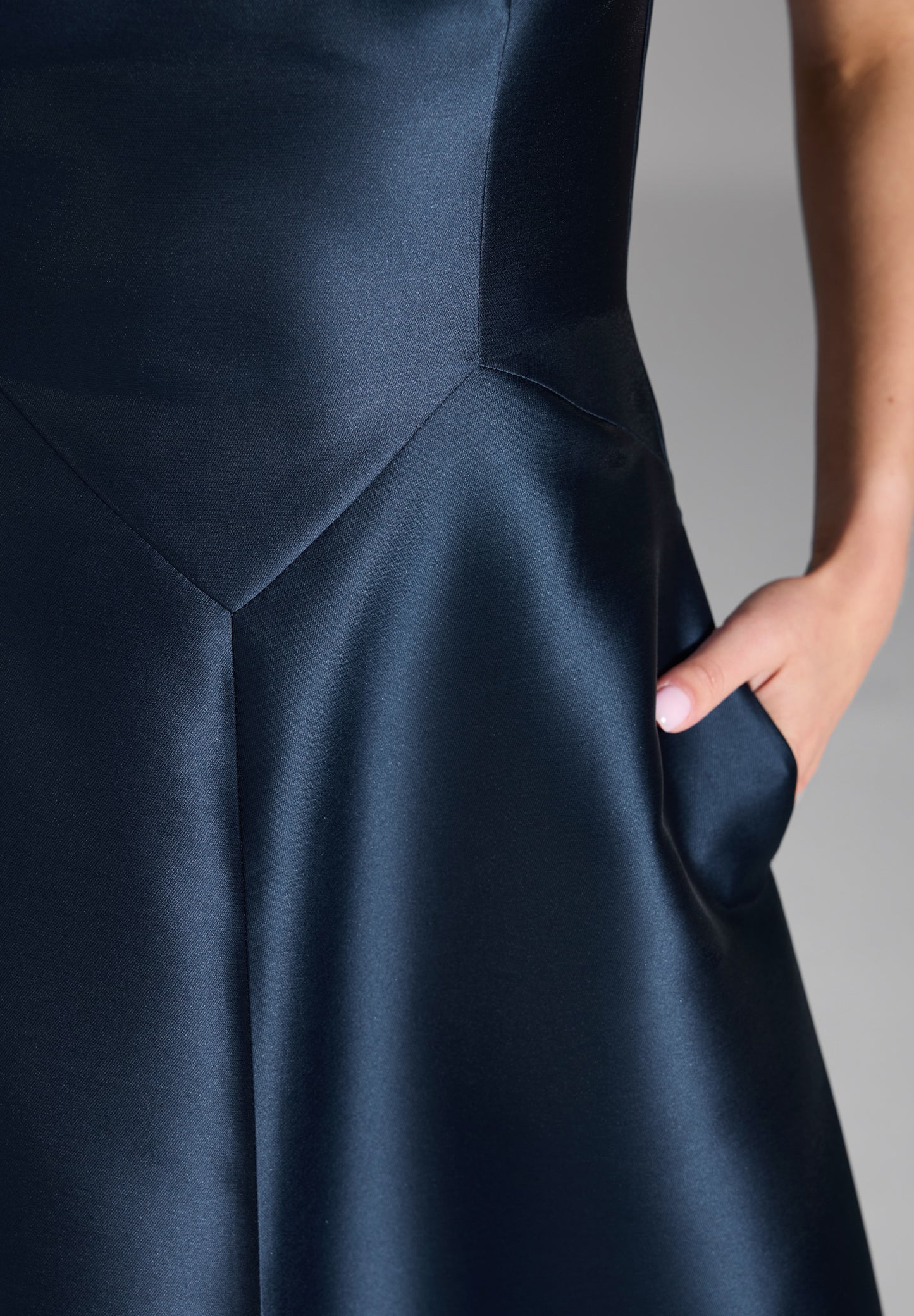 Robenartiges Abendkleid mit Eingrifftaschen