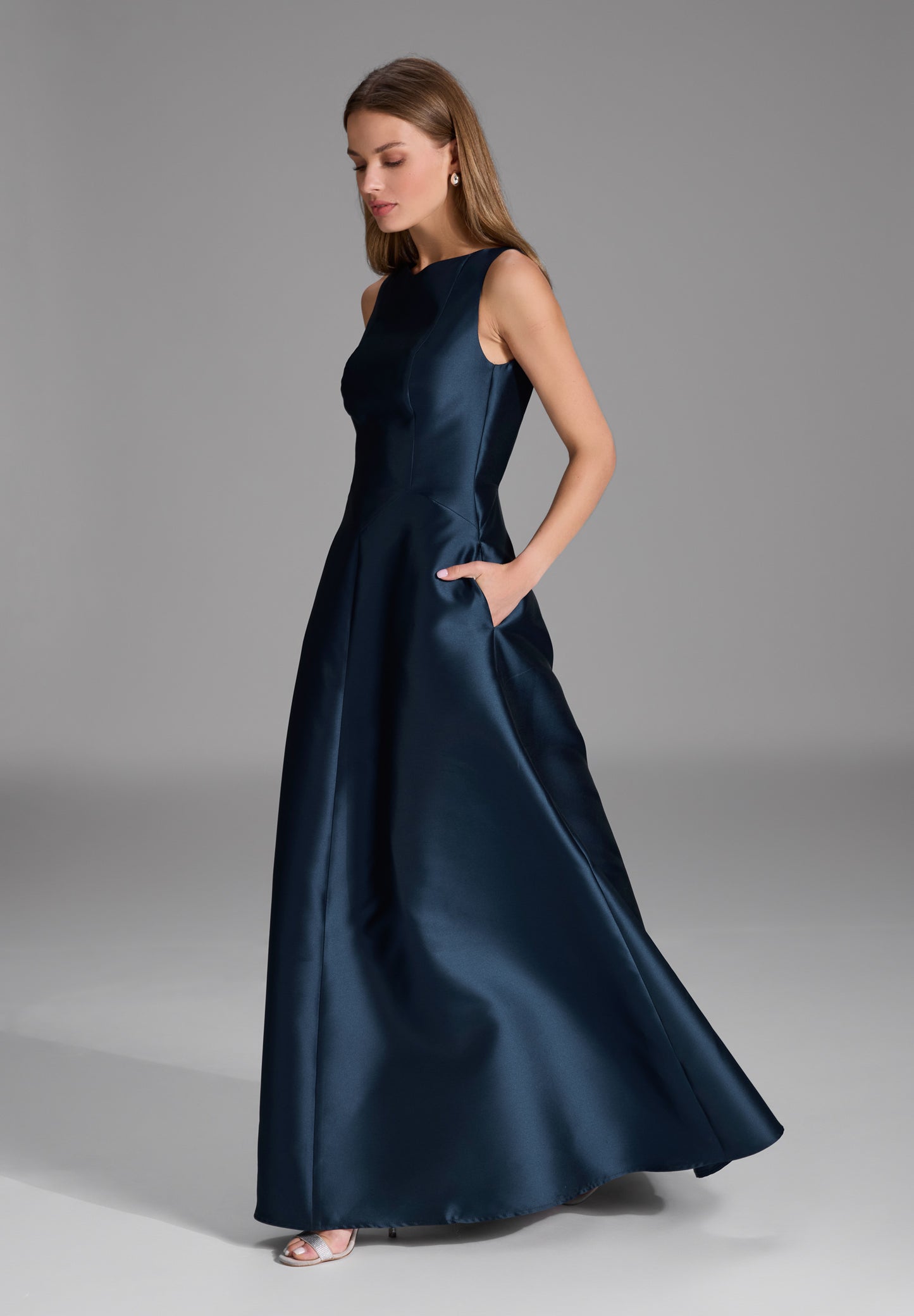 Robenartiges Abendkleid mit Eingrifftaschen