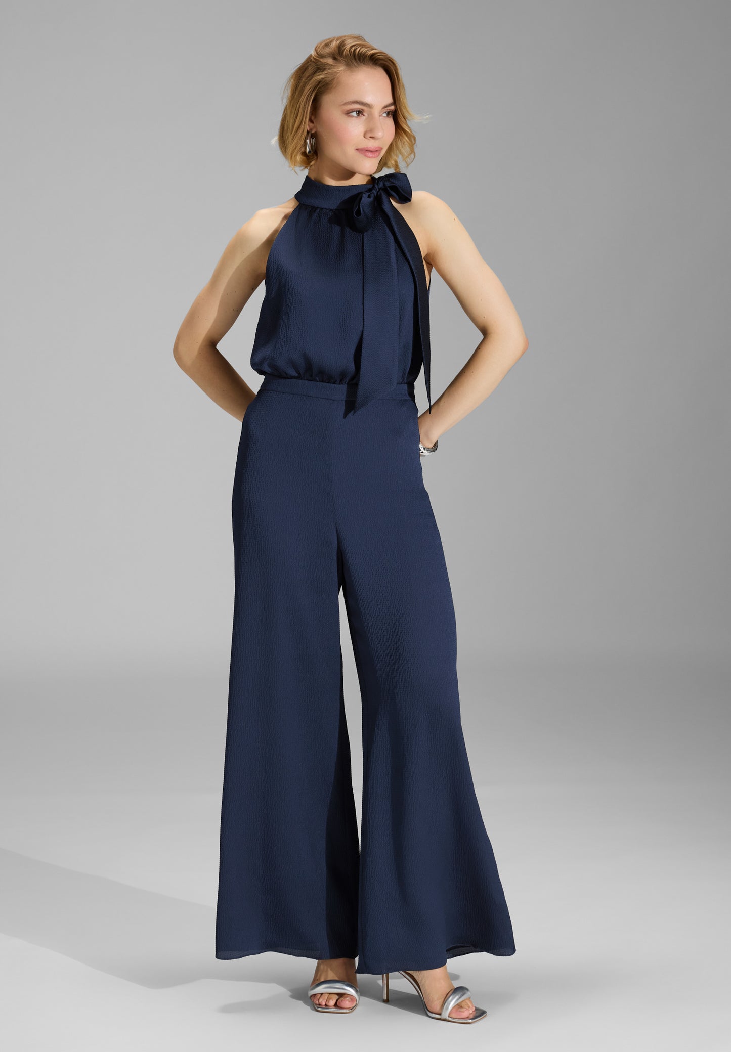 Jumpsuit mit Schluppe aus gehämmertem Satin