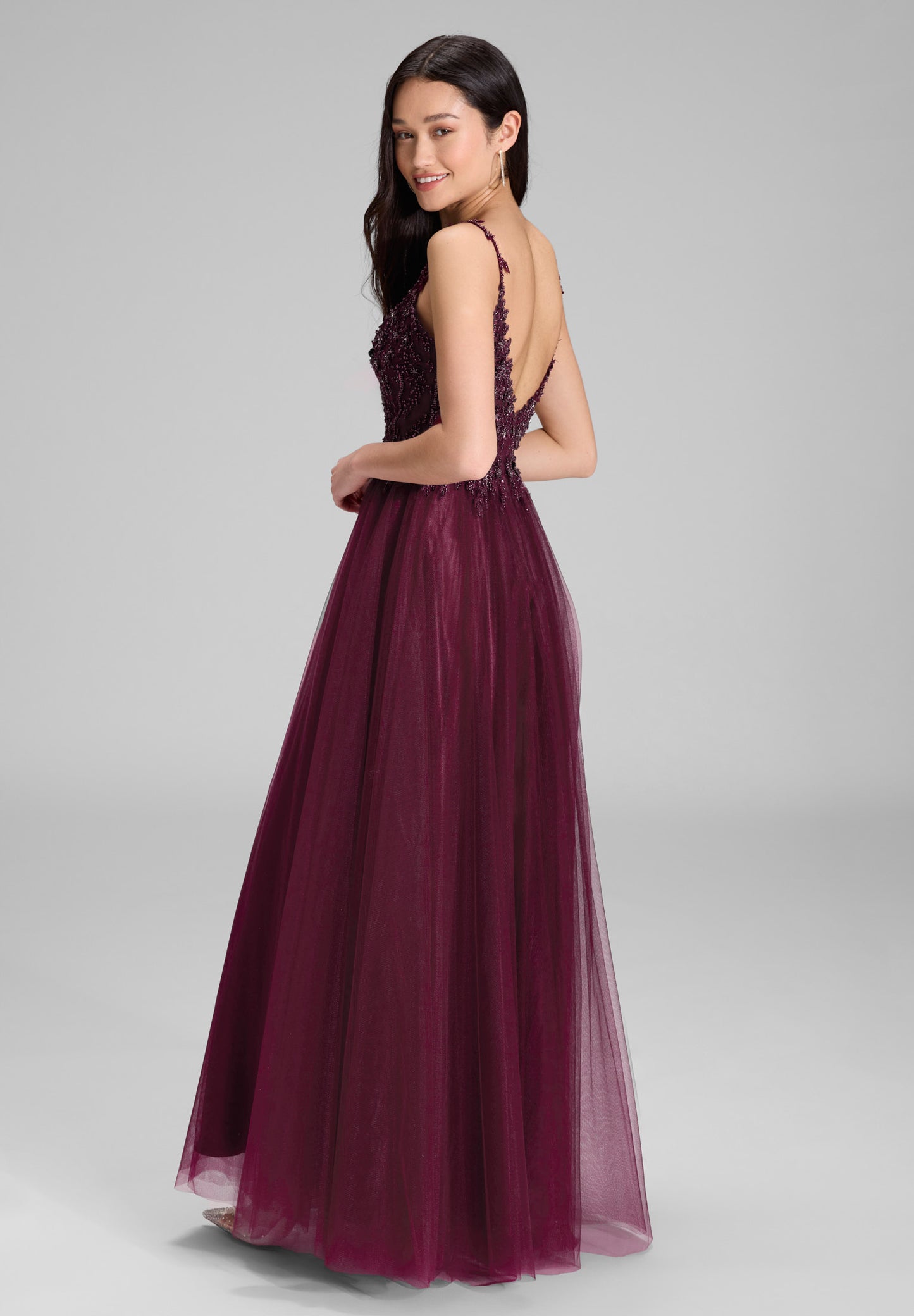 Ausgestelltes Tüllkleid mit Stickerei