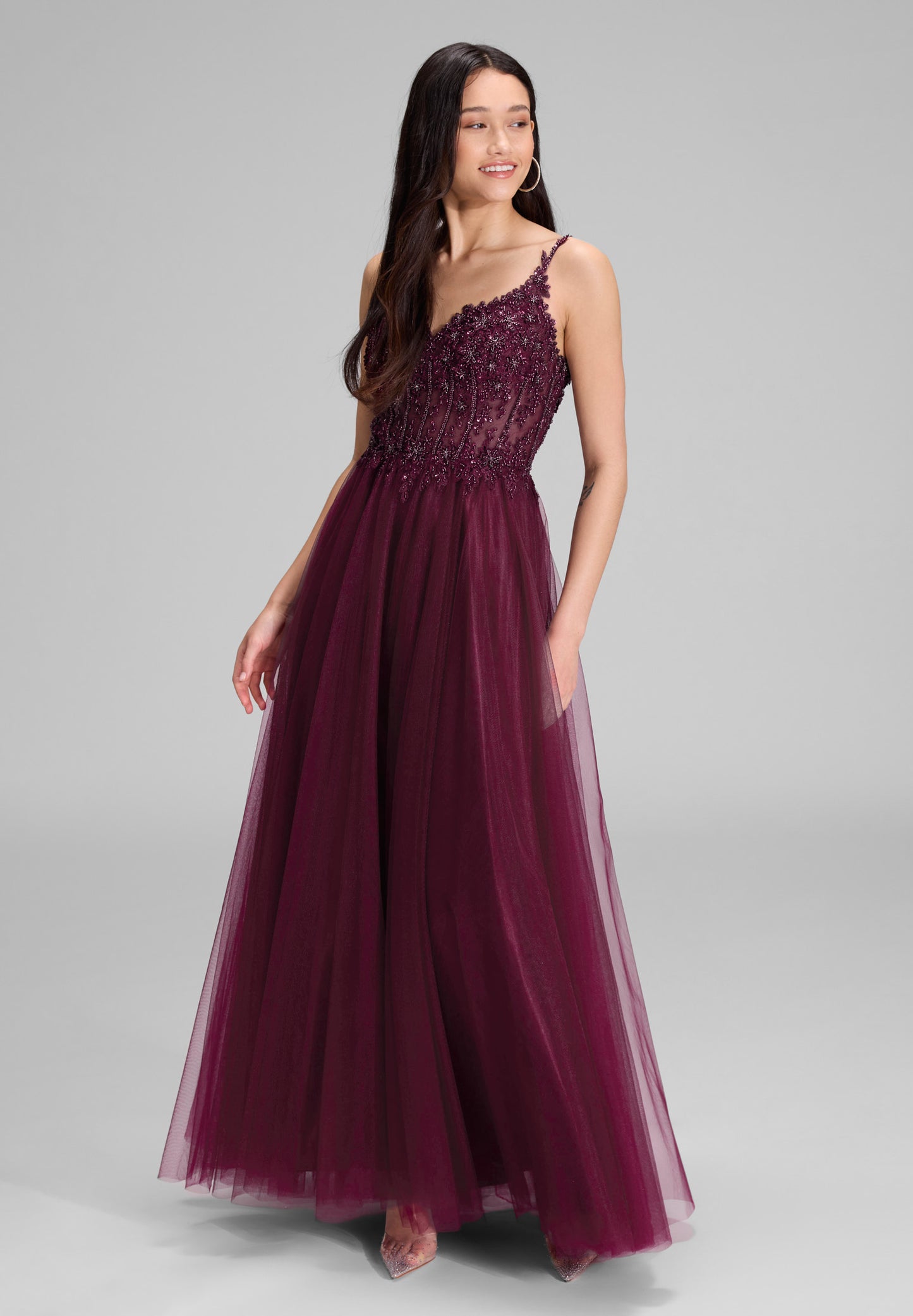 Ausgestelltes Tüllkleid mit Stickerei