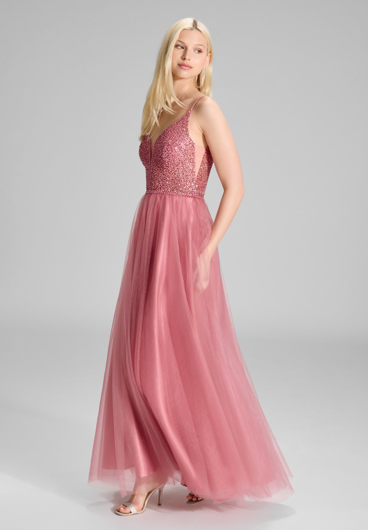 Tüllkleid mit feiner Ziersteinstickerei