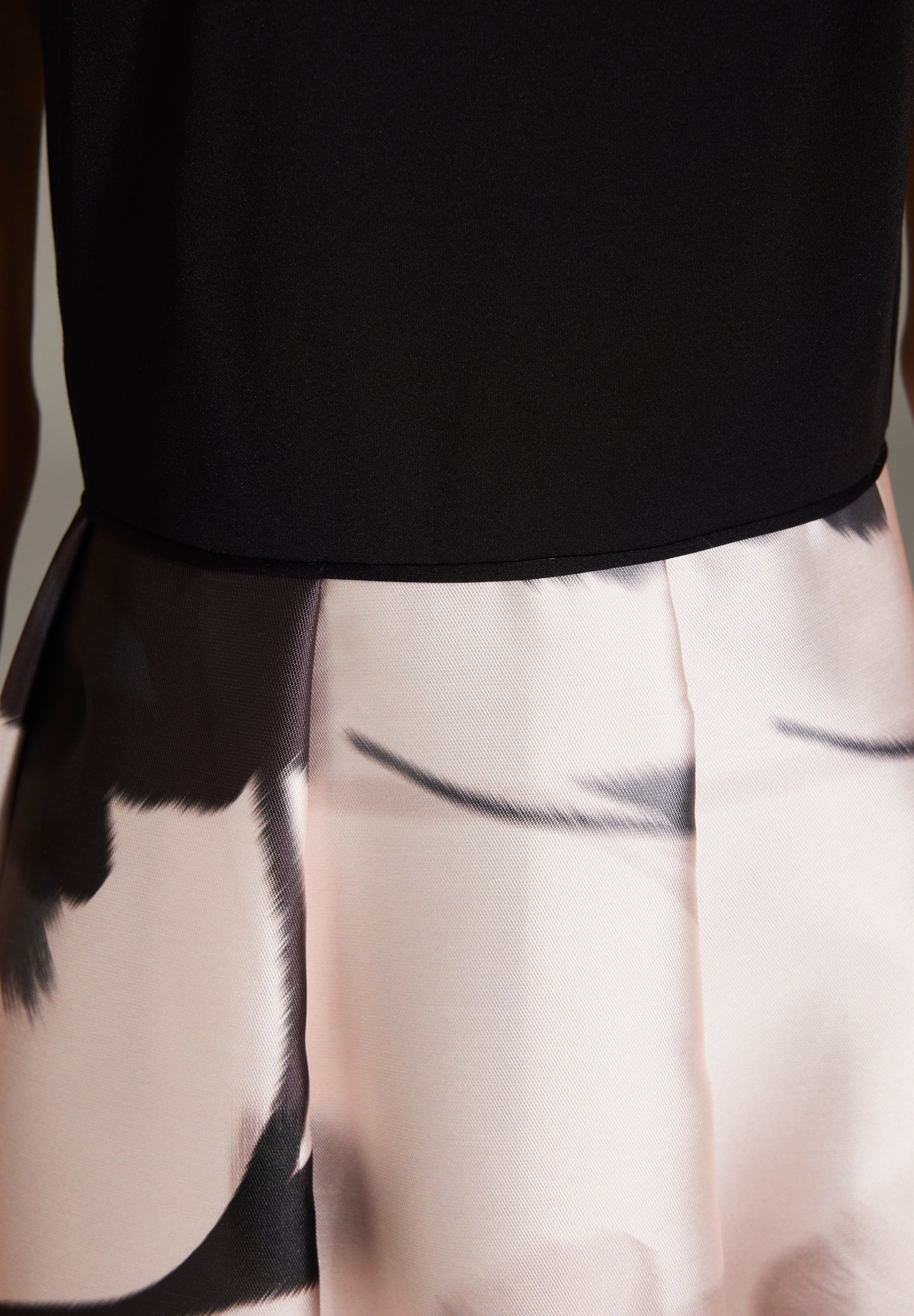 Cocktail Kleid aus bedrucktem Twill mit Scuba Oberteil