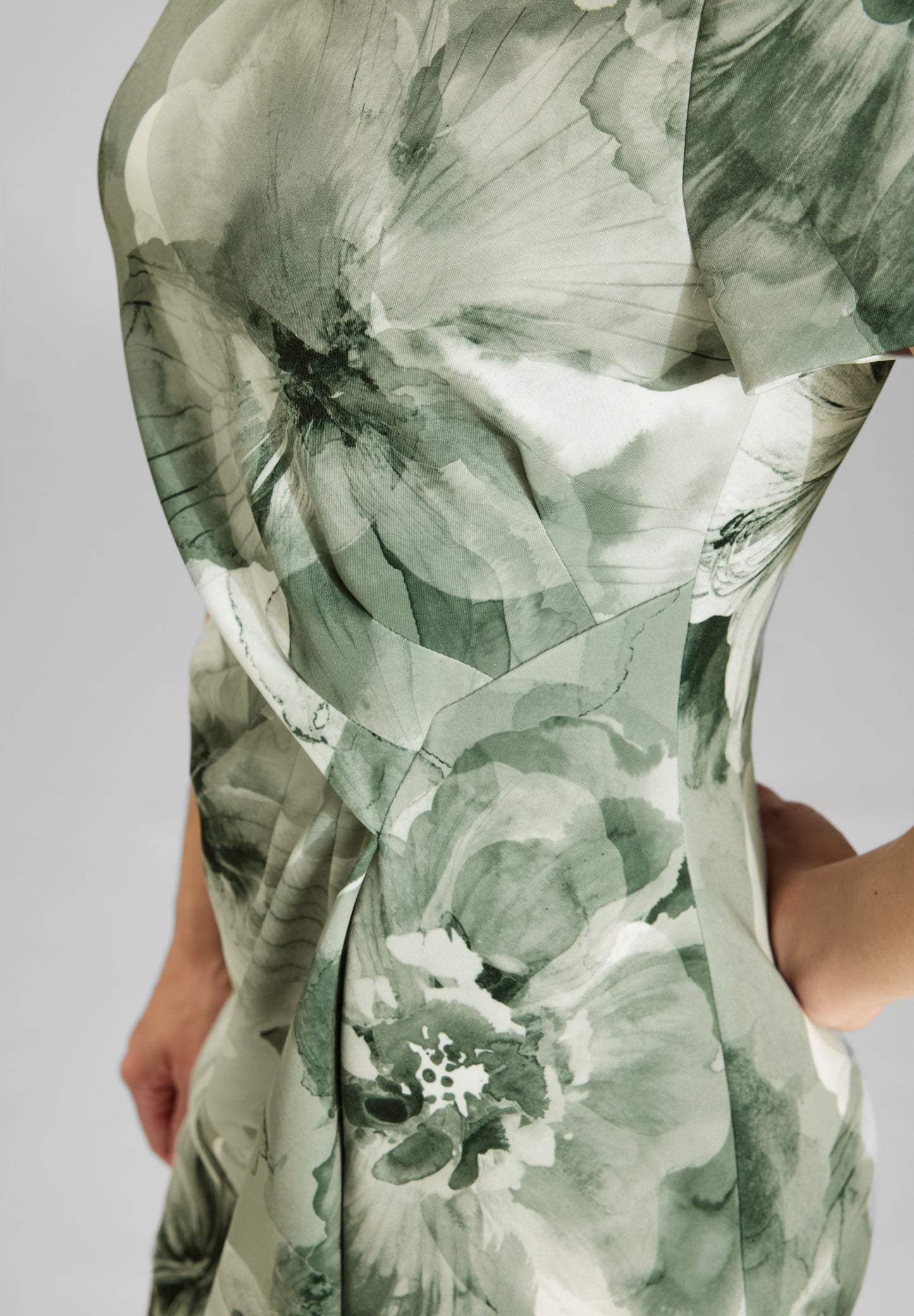 Etuikleid aus bedrucktem Scuba mit Falten Detail