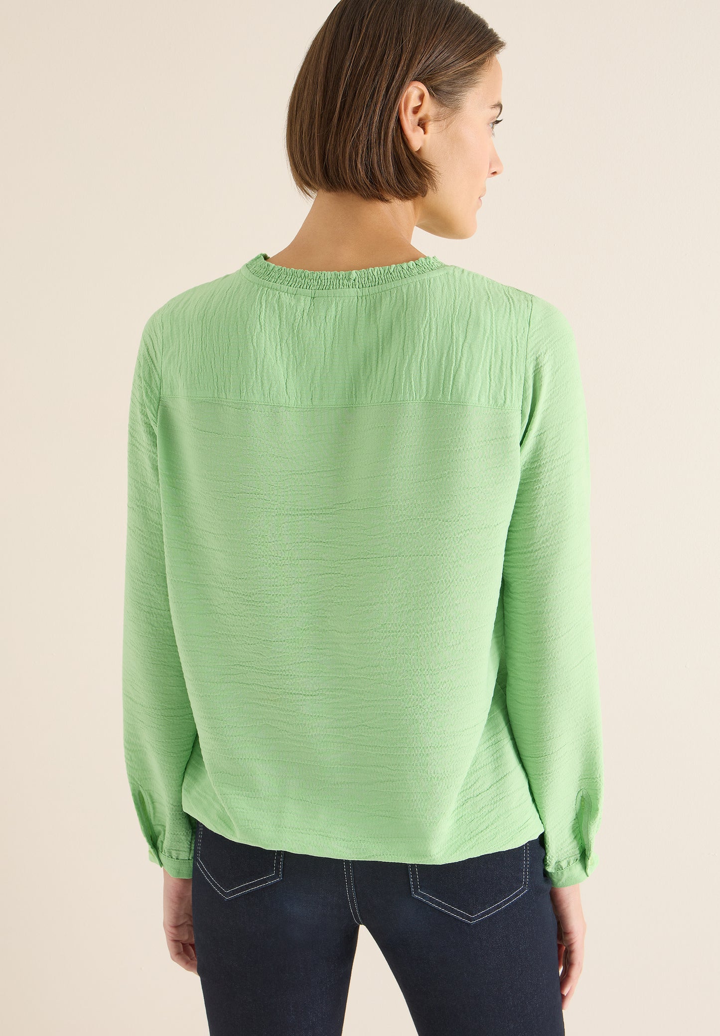 Bluse mit Smock-Ausschnitt