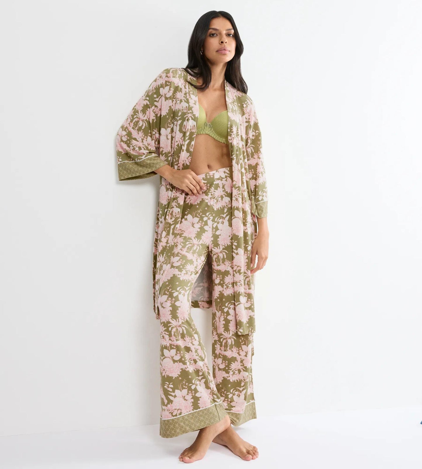 Aura Spotlight Robe 01