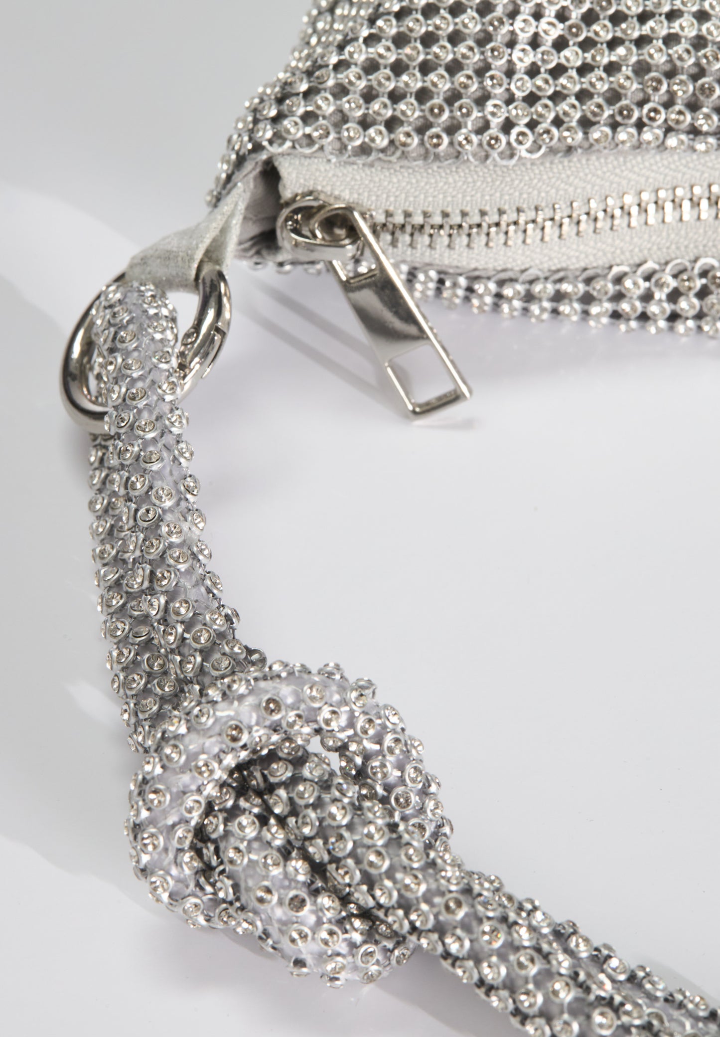 Elegante Handtasche aus glänzendem Strassgewebe