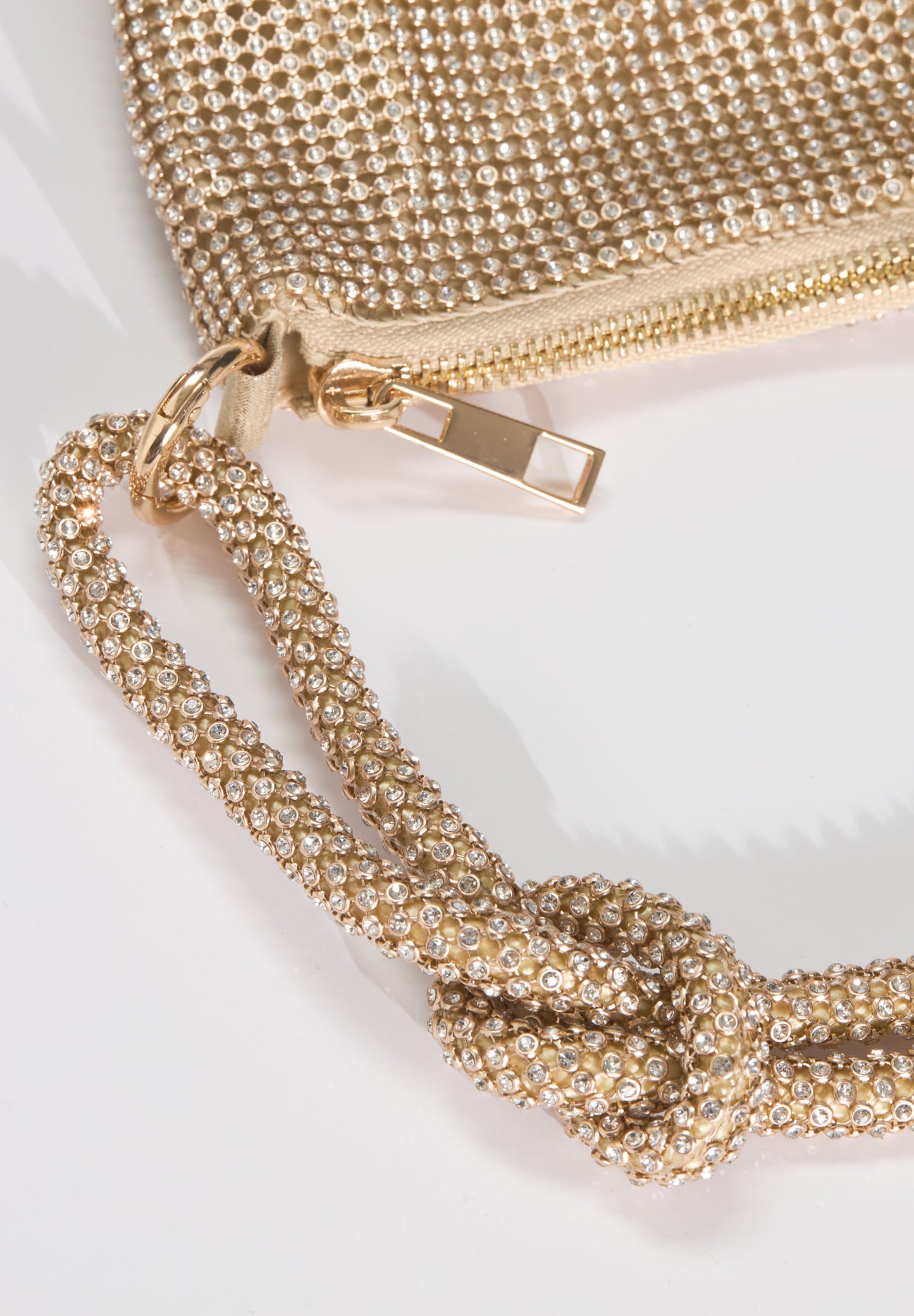 Elegante Handtasche aus glänzendem Strassgewebe