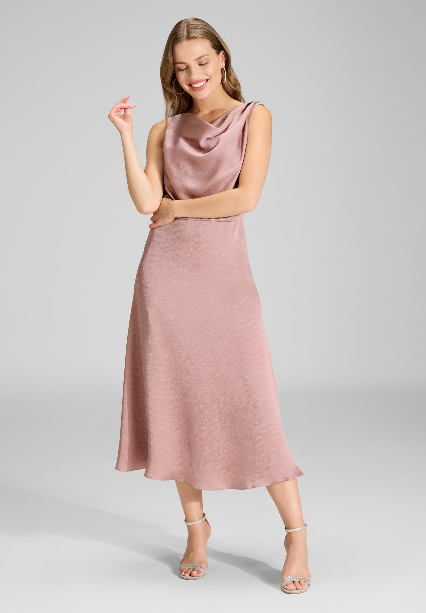 Cocktailkleid aus gehämmertem Satin mit Wasserfall Ausschnitt