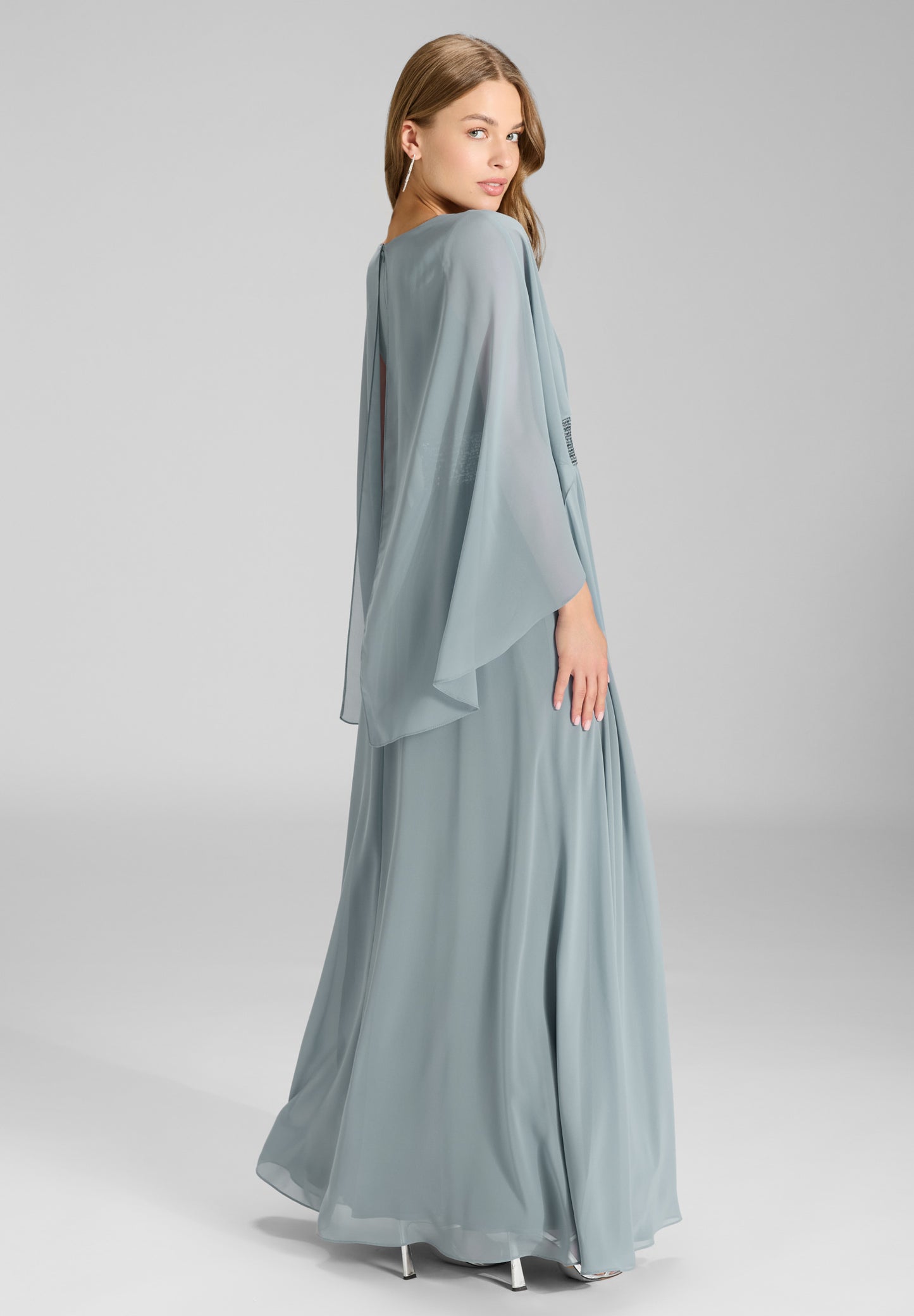 Abendkleid mit Cape aus Chiffon