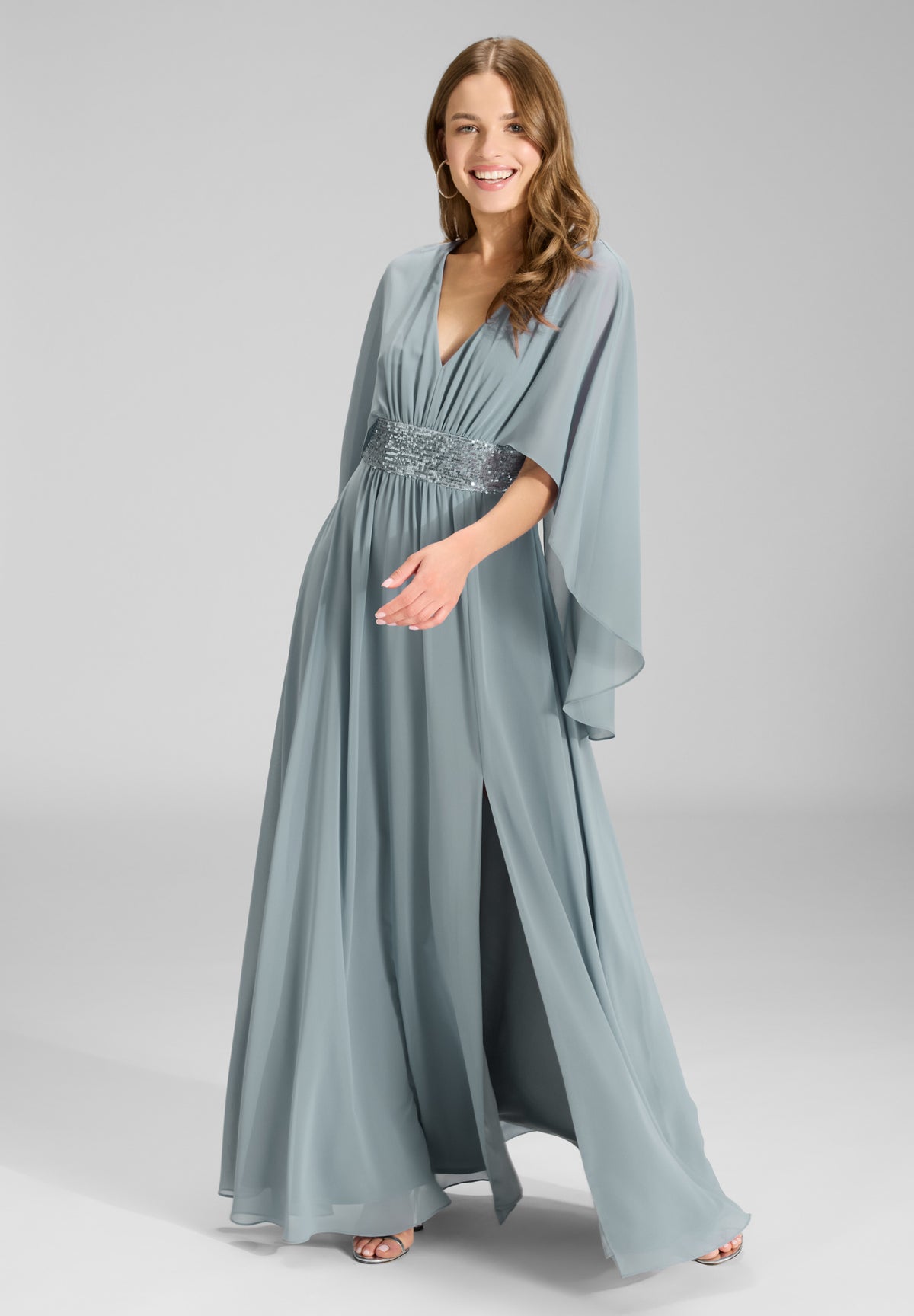 Abendkleid mit Cape aus Chiffon