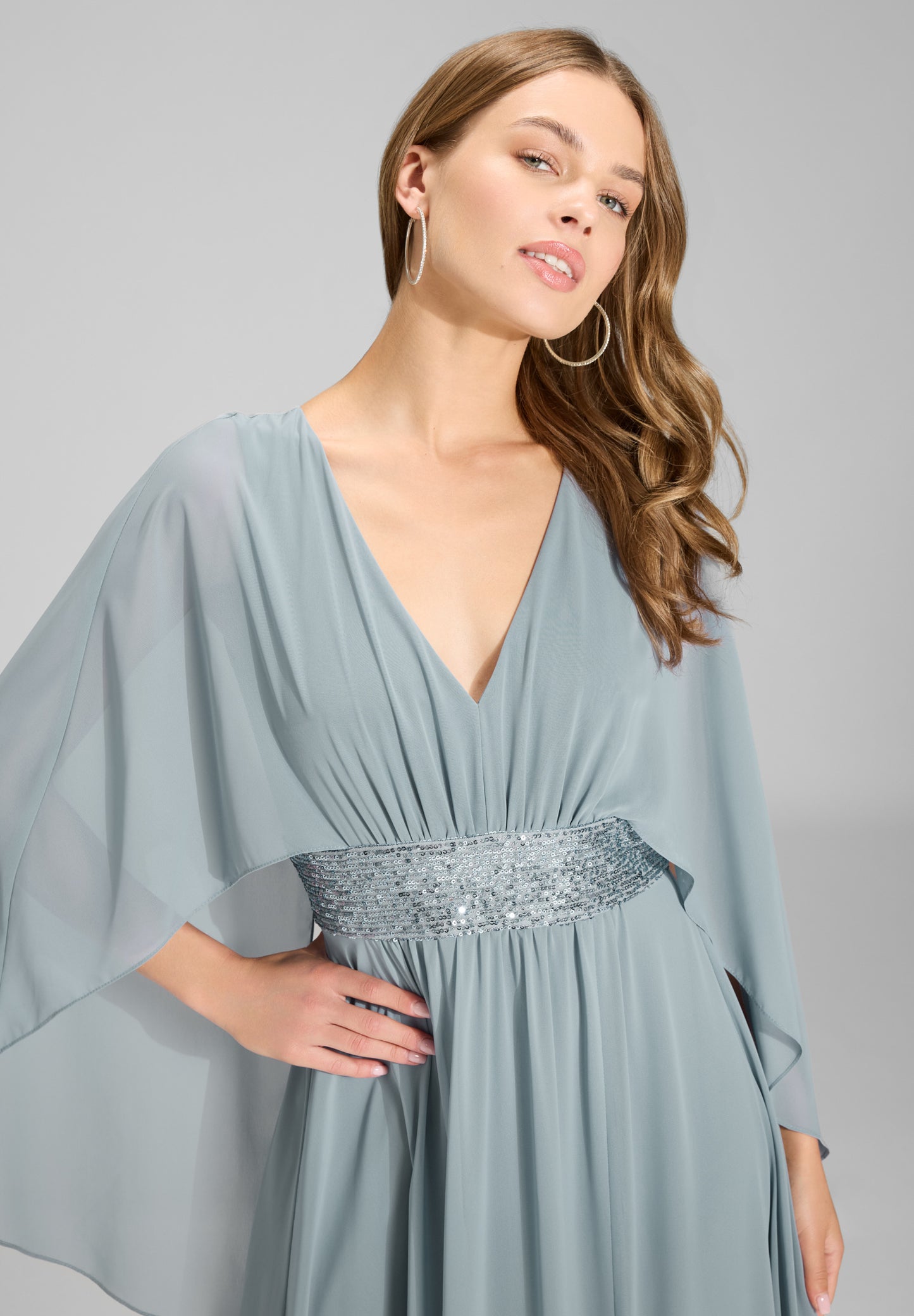 Abendkleid mit Cape aus Chiffon