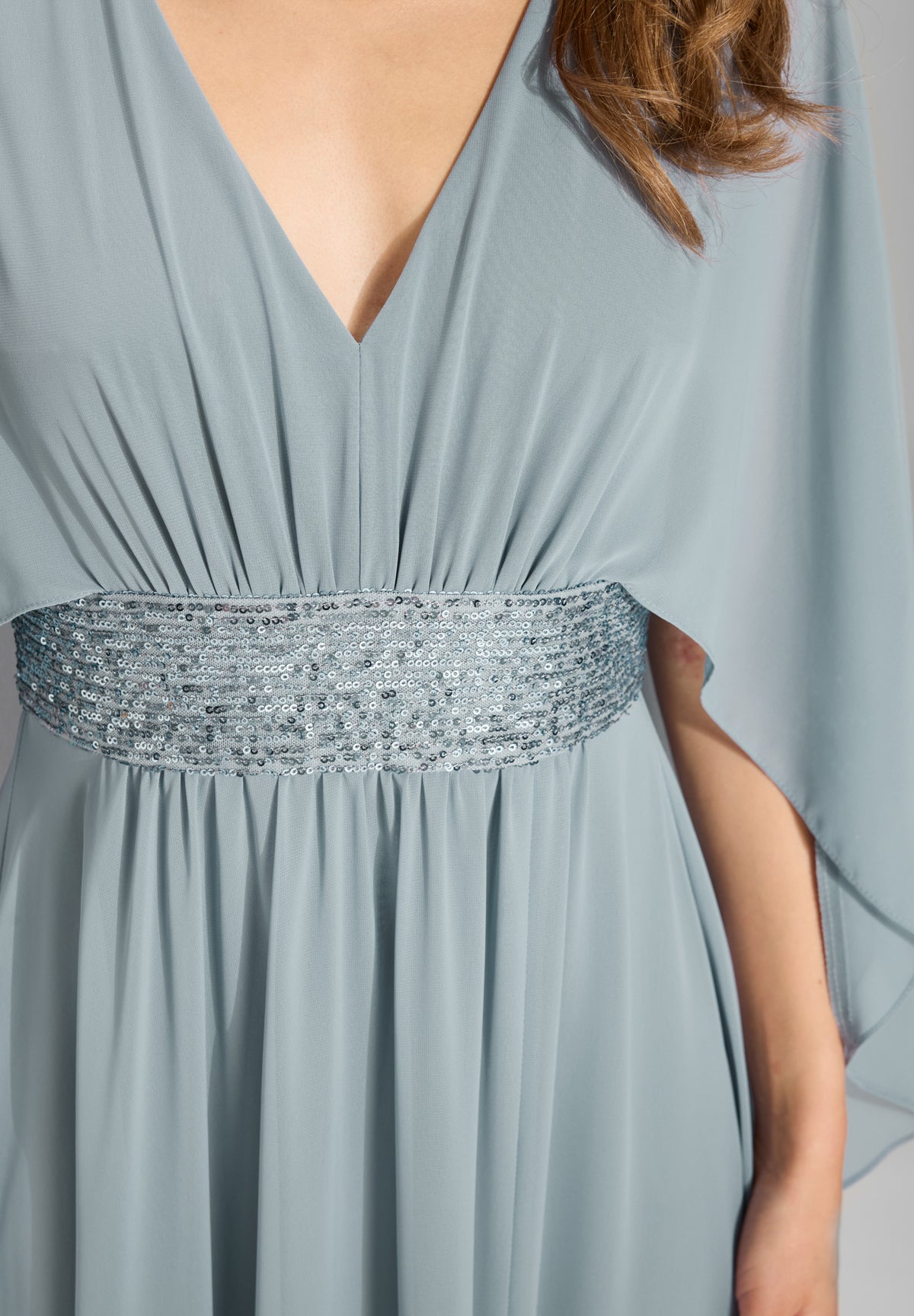 Abendkleid mit Cape aus Chiffon