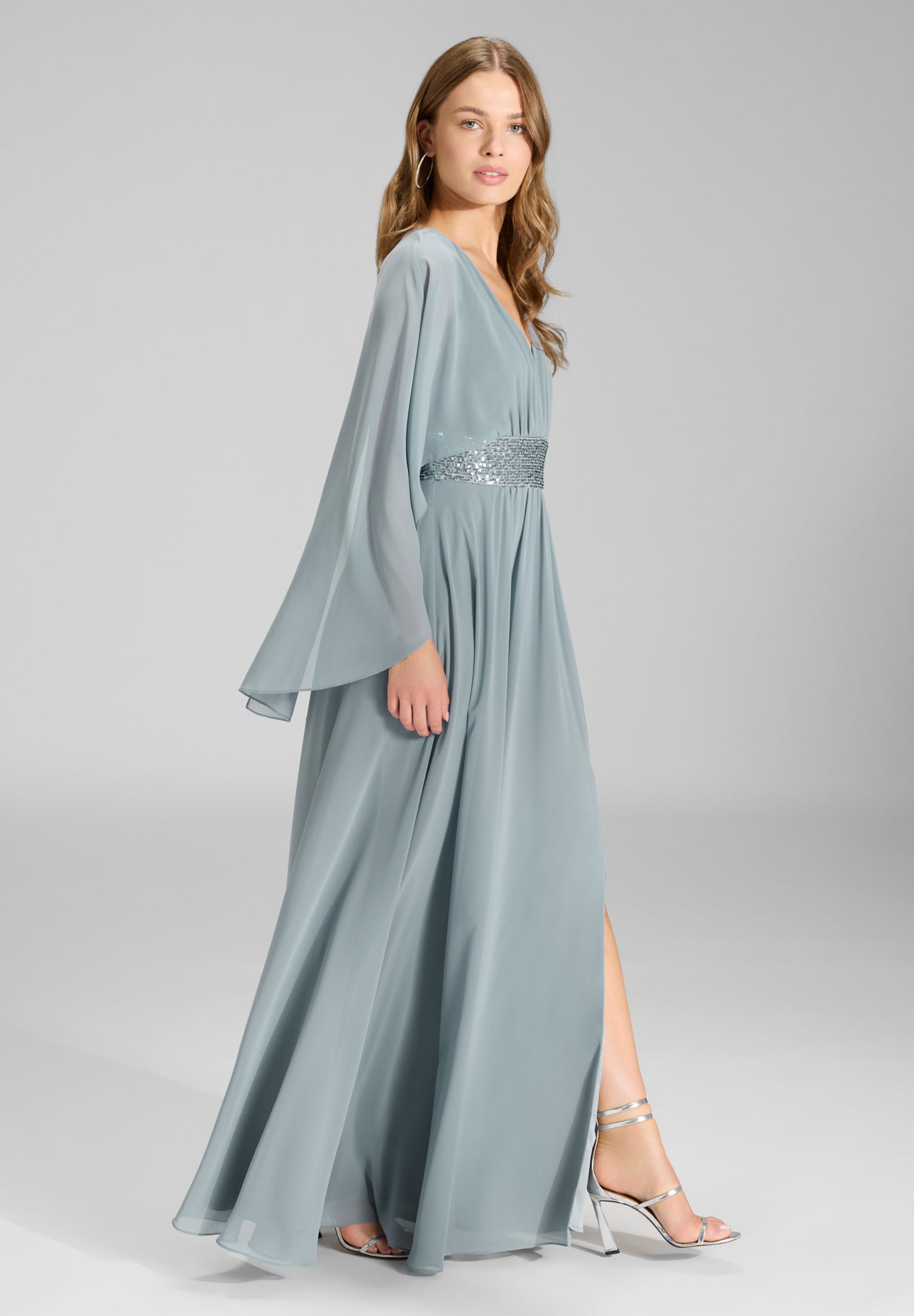 Abendkleid mit Cape aus Chiffon