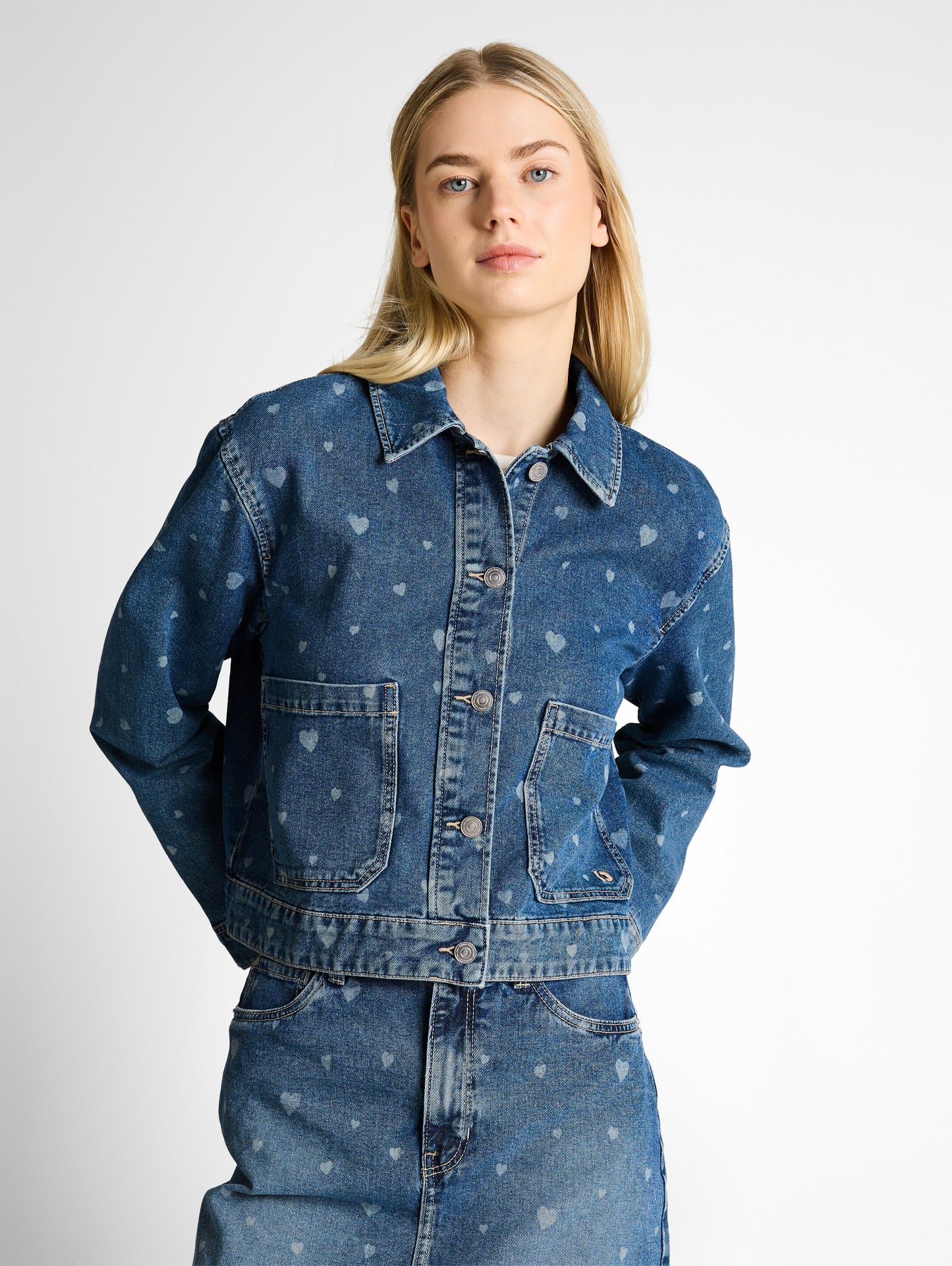 Jeansjacke mit aufgesetzten Taschen
