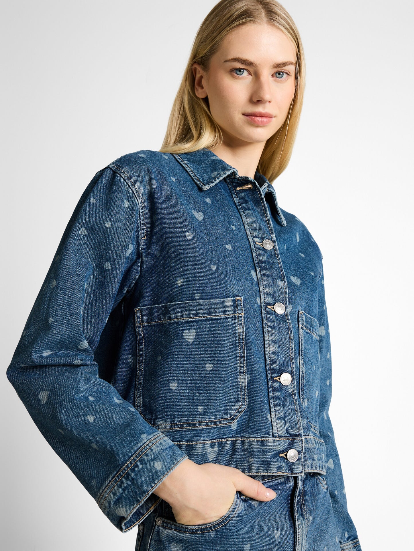 Jeansjacke mit aufgesetzten Taschen