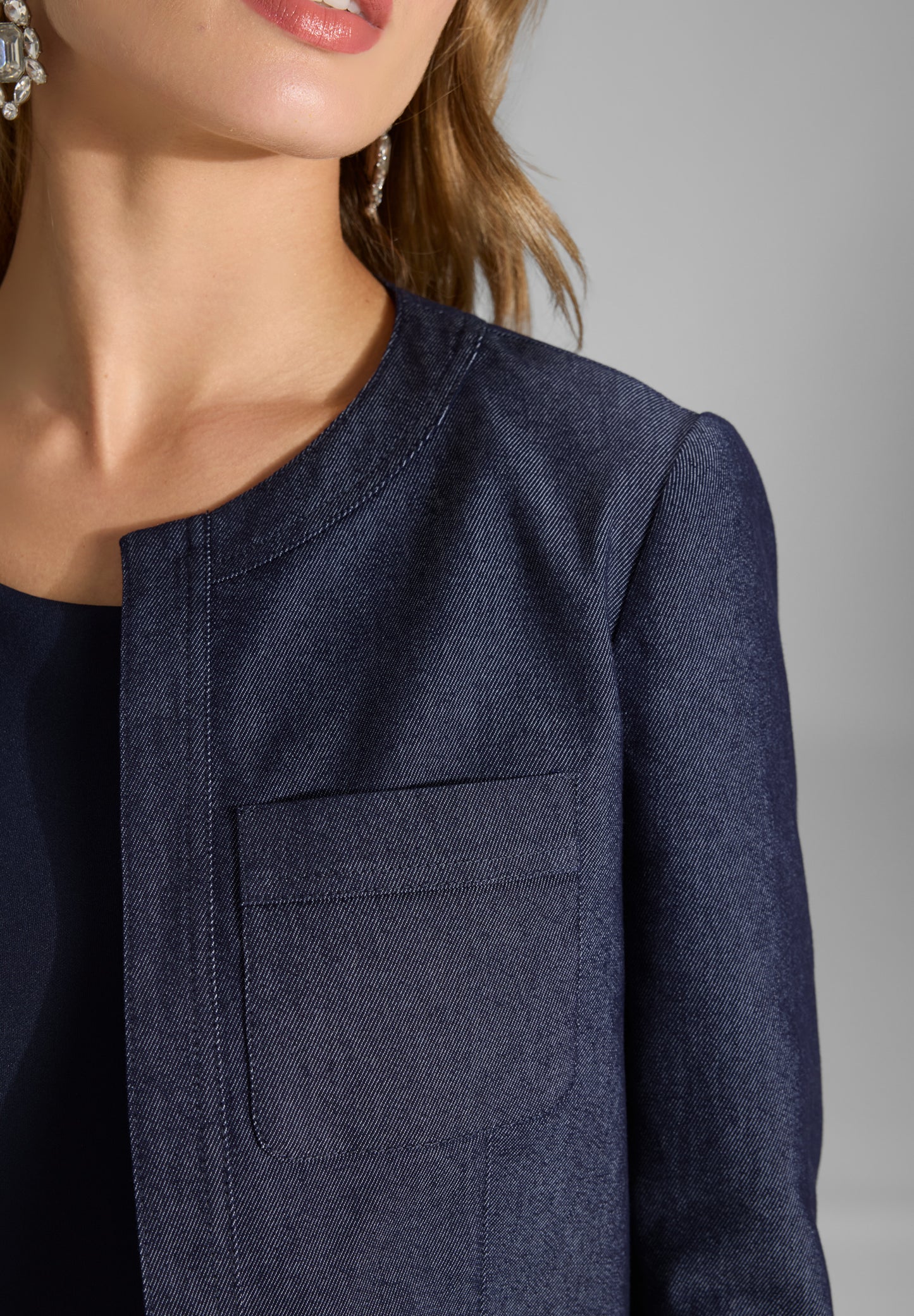 Kurze Jacke aus Stretch Denim mit aufgesetzten Taschen