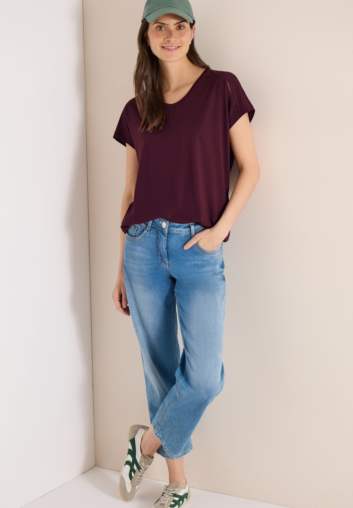 T-Shirt mit V-Neck und Spitzendetail