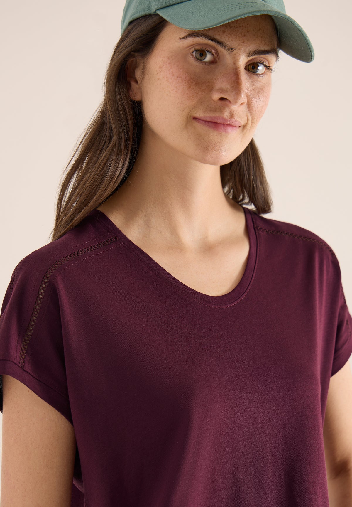 T-Shirt mit V-Neck und Spitzendetail