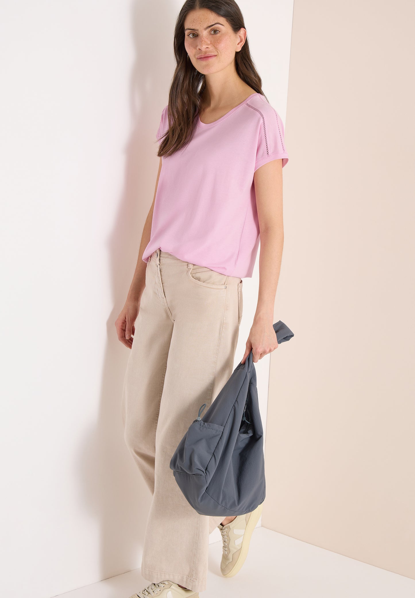 T-Shirt mit V-Neck und Spitzendetail