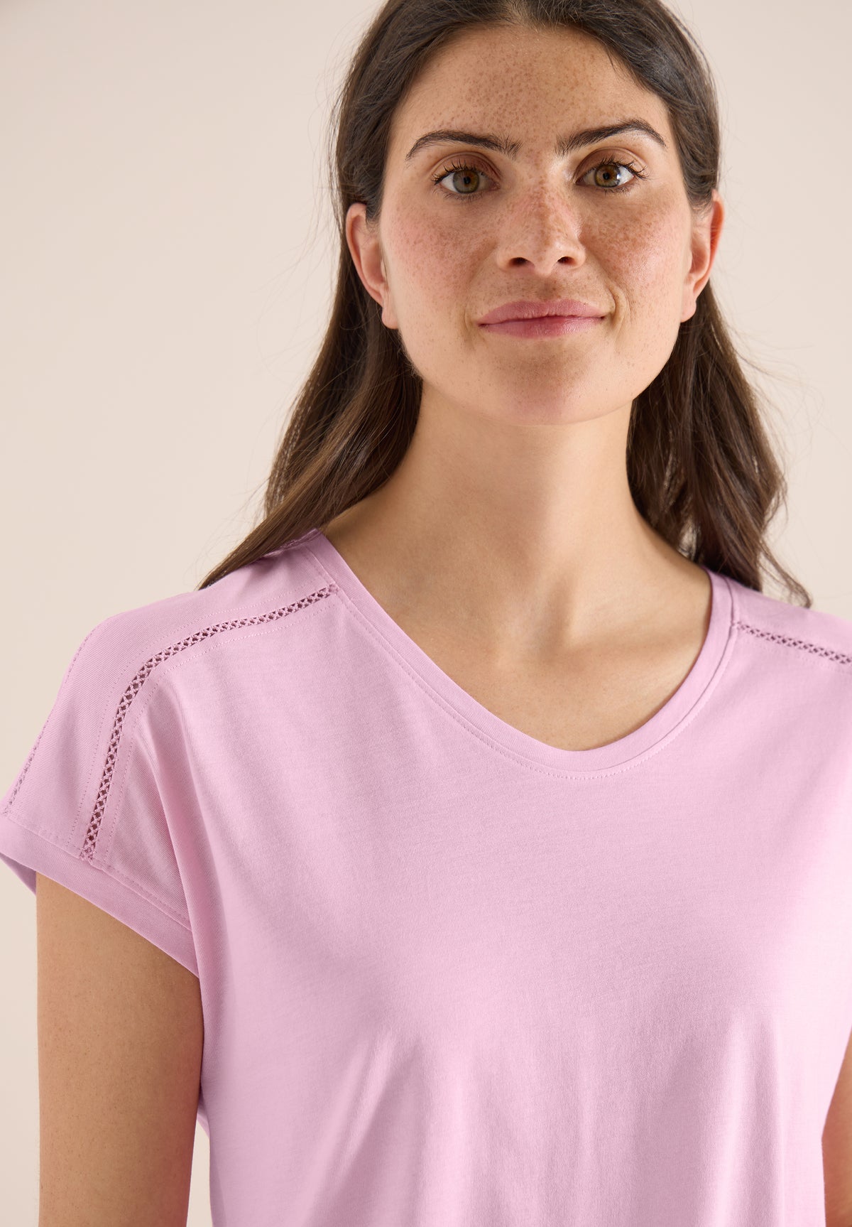 T-Shirt mit V-Neck und Spitzendetail