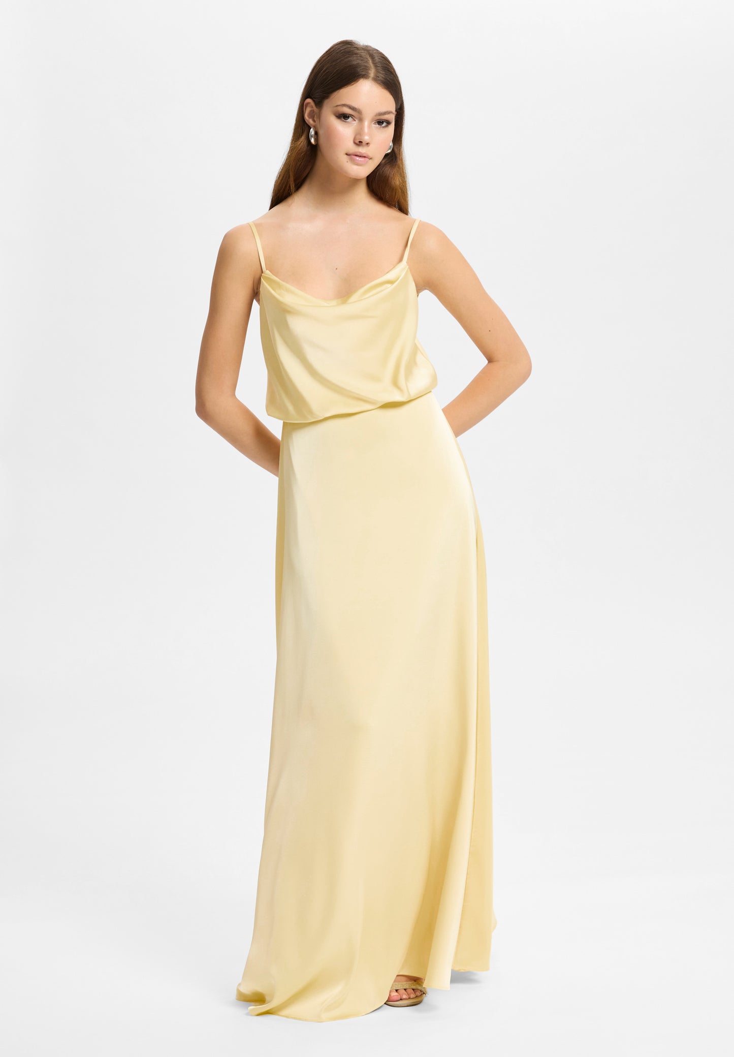 Abendkleid aus Satin mit angedeutetem Wasserfallausschnitt