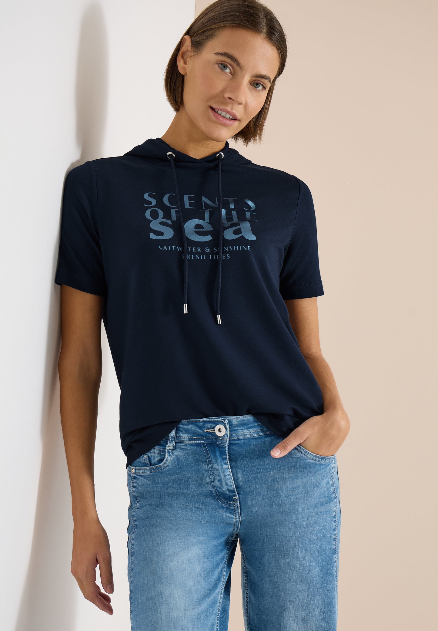 Kurzarm Shirt mit Kapuze und Wording