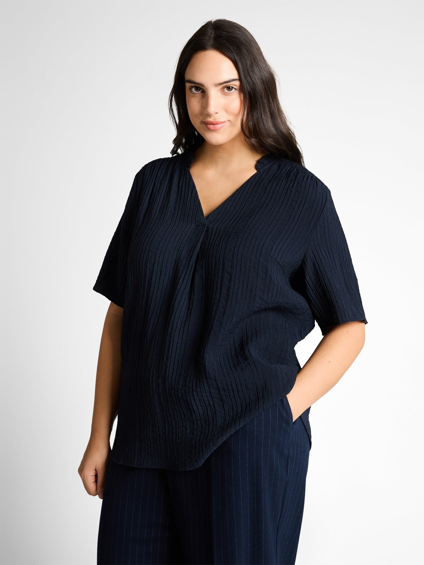 Plus Size - Crinkle Bluse mit V-Ausschnitt