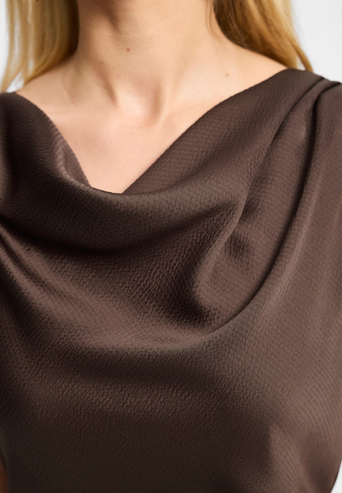 Cocktailkleid aus Satin mit Wasserfall Ausschnitt