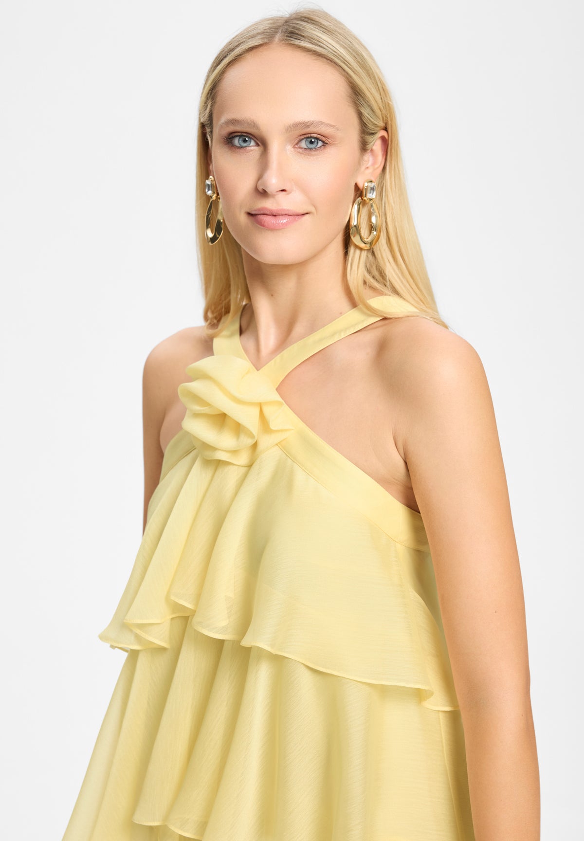 Abendkleid aus Crinkle Chiffon mit gestuften Volants und Stoffblüte