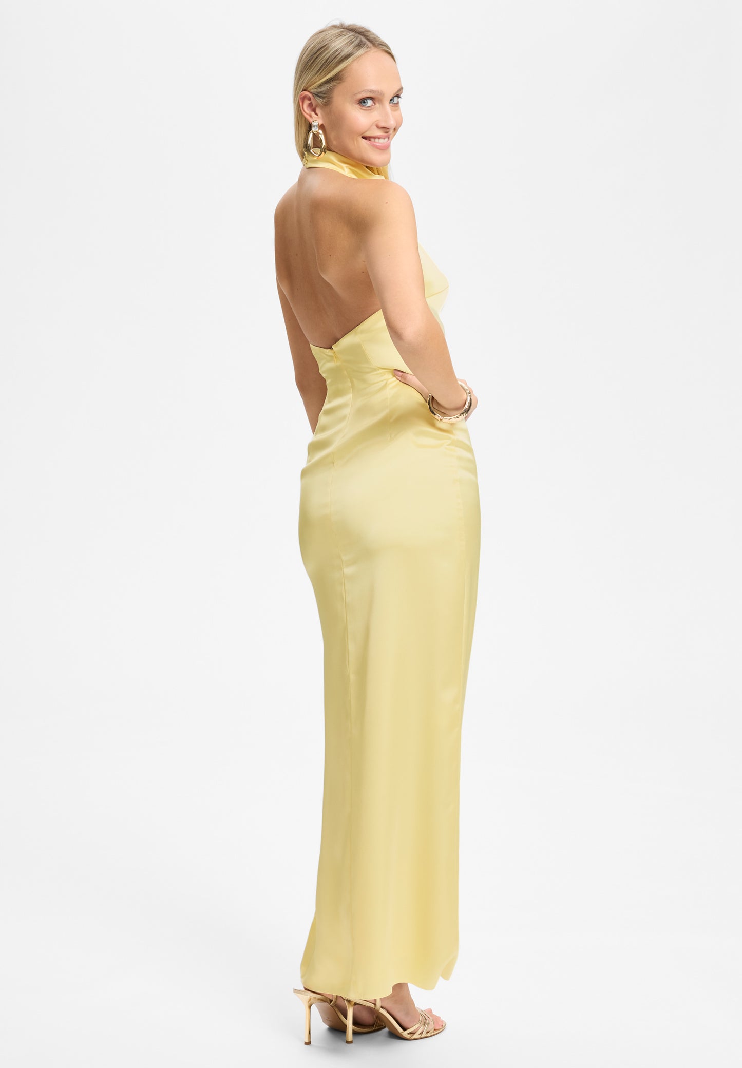Figurbetontes Abendkleid aus Stretch Satin mit Drapierung am Kragen