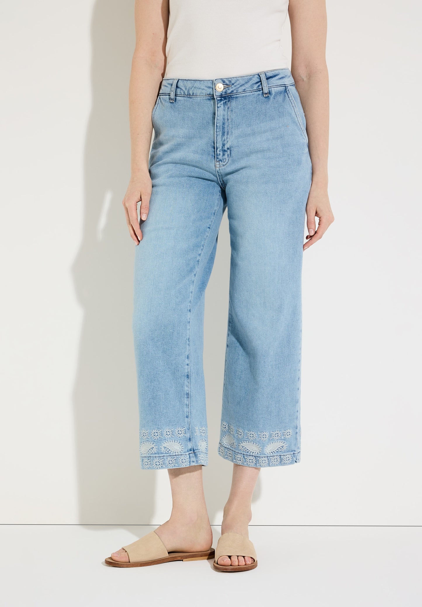Jeans mit Stickerei am Saum