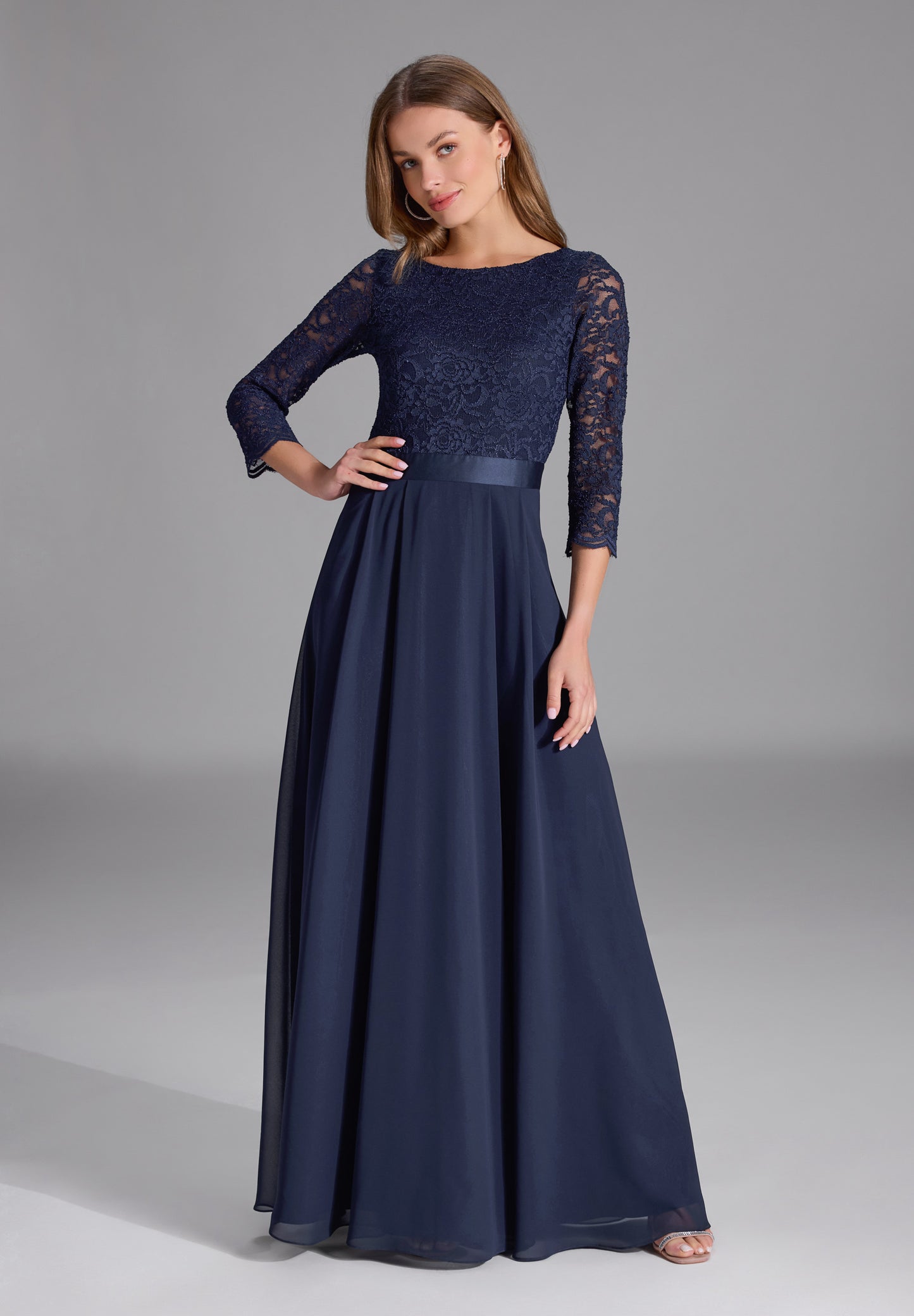 Abendkleid aus Spitze und Chiffon mit ¾ Arm