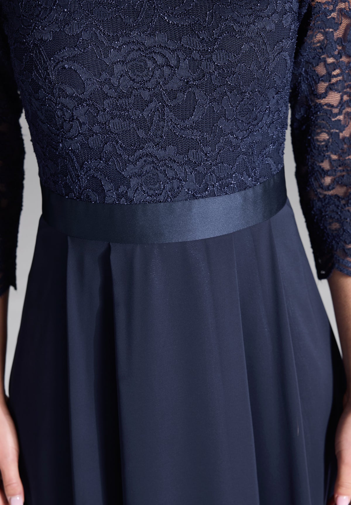 Abendkleid aus Spitze und Chiffon mit ¾ Arm