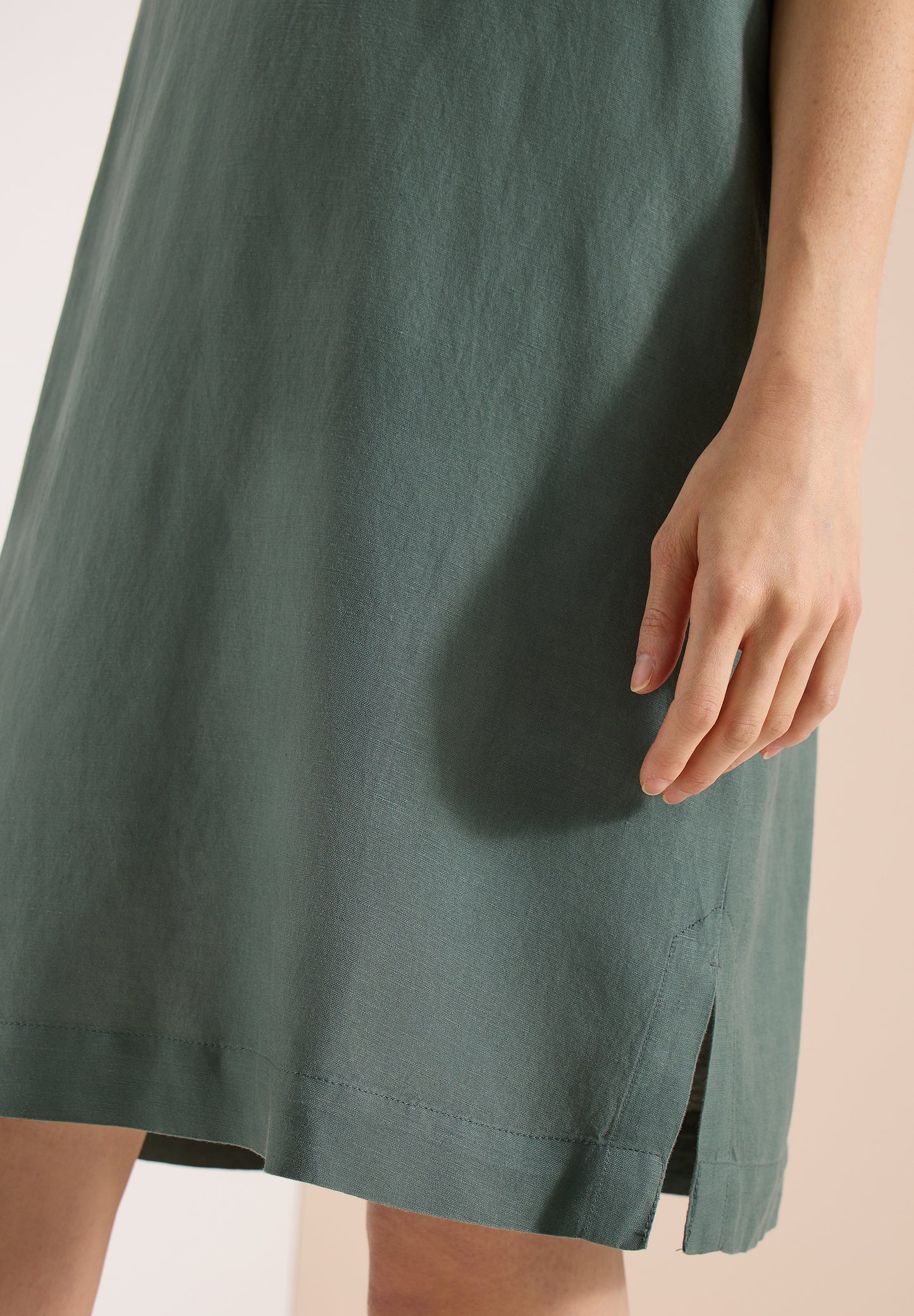 Knielanges Kleid aus Leinenmix