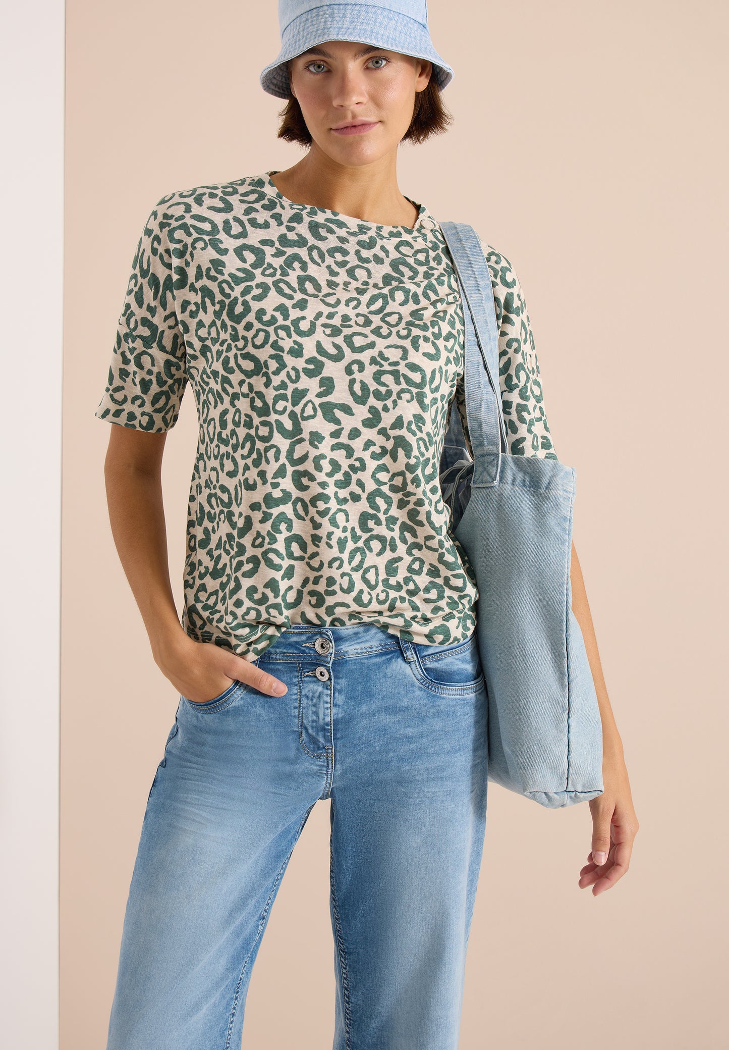 Kurzarm Shirt mit Knöpfen und Leo-Print